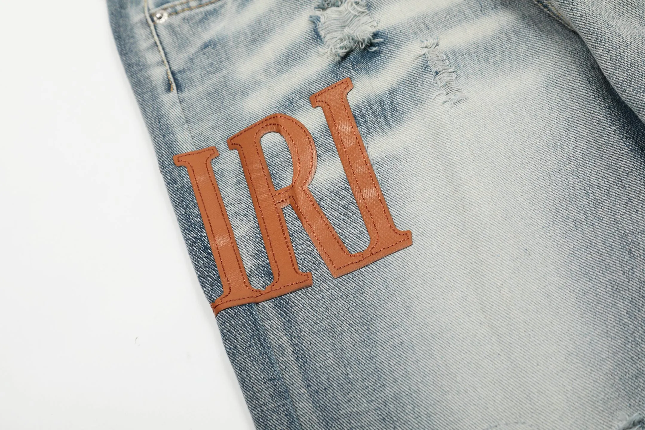 #M32 P168💰 Amiri classic embroidered leather ripped letter jeans slim fit jeans. Produced by a major washed factory. Full of high-end. Partial destruction of the knees and patchwork design. Already used as a facade design. Leather waist nameplate. The focus of this style is not on the washing, but on the destroyed shape and version. The secret lies in the craftsmanship of the master. The cost of post-processing, grinding, cutting, etc. is far beyond the cost of assembly line products. Color: Picture color Size: 30-32-34-36