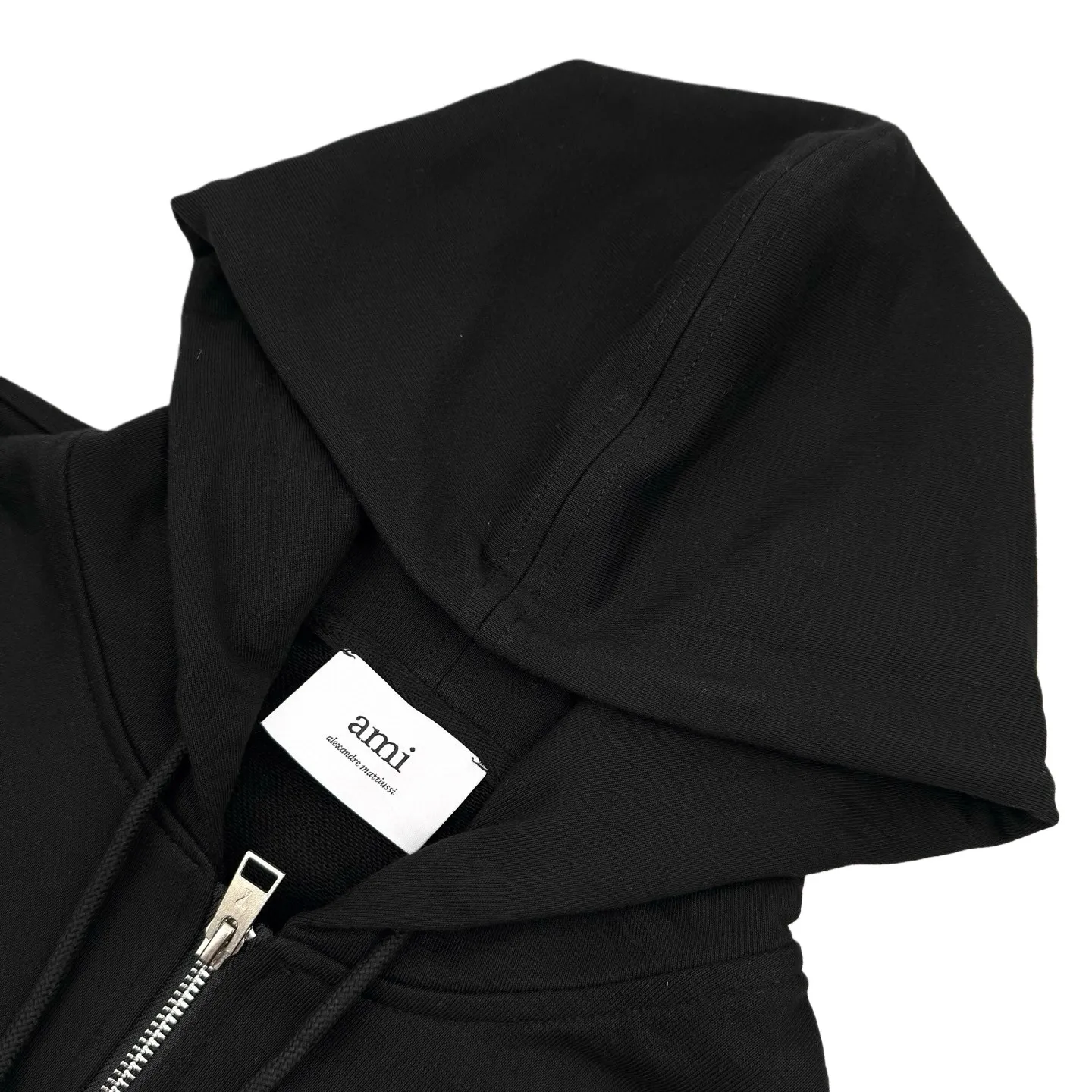 🅿️480 [Exclusive supply] Ami love embroidered hooded jacket (black). The original purchase was RMB 3,400. The fabric is made of custom-made mercerized cotton. It feels delicate and comfortable against the skin. It is based on matte gray. It comes with a soft light filter. The black silk thread dances on the chest with love embroidery. It is low-key and powerful. The French romantic code is engraved. It is the ultimate simplification of color. It also conveys the love and persistence of life. Use simplicity to control complexity, outline the silhouette with freedom, and use imported machine embroidery technology. Use advanced computer control systems and precision mechanical components to realize Ami love embroidery operations with high precision. The lines are smooth and delicate, and the fabrics have been washed. It has a better hand feel and texture. It is not easy to deform, not easy to shrink, not easy to fade, and maintains long-term beauty. Size:S-M-L-XL