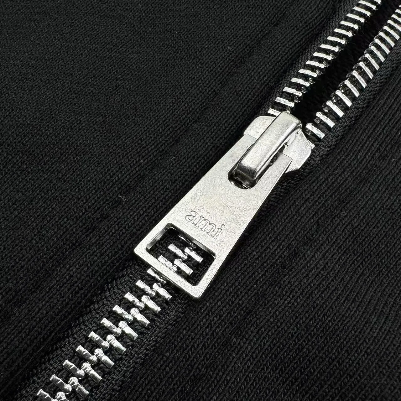 🅿️480 [Exclusive supply] Ami love embroidered hooded jacket (black). The original purchase was RMB 3,400. The fabric is made of custom-made mercerized cotton. It feels delicate and comfortable against the skin. It is based on matte gray. It comes with a soft light filter. The black silk thread dances on the chest with love embroidery. It is low-key and powerful. The French romantic code is engraved. It is the ultimate simplification of color. It also conveys the love and persistence of life. Use simplicity to control complexity, outline the silhouette with freedom, and use imported machine embroidery technology. Use advanced computer control systems and precision mechanical components to realize Ami love embroidery operations with high precision. The lines are smooth and delicate, and the fabrics have been washed. It has a better hand feel and texture. It is not easy to deform, not easy to shrink, not easy to fade, and maintains long-term beauty. Size:S-M-L-XL
