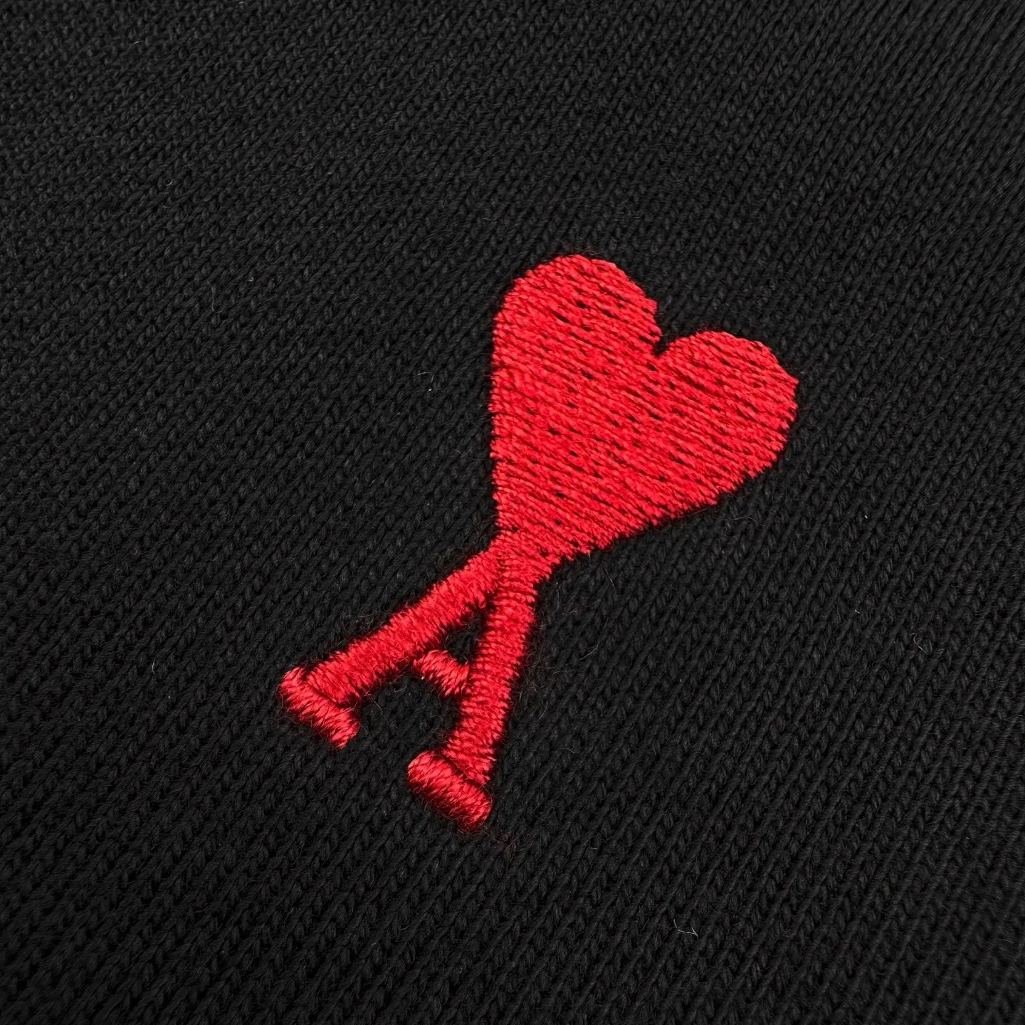🅿️480 [Exclusive supply] Ami love embroidered hooded jacket (black). The original purchase was RMB 3,400. The fabric is made of custom-made mercerized cotton. It feels delicate and comfortable against the skin. It is based on matte gray. It comes with a soft light filter. The black silk thread dances on the chest with love embroidery. It is low-key and powerful. The French romantic code is engraved. It is the ultimate simplification of color. It also conveys the love and persistence of life. Use simplicity to control complexity, outline the silhouette with freedom, and use imported machine embroidery technology. Use advanced computer control systems and precision mechanical components to realize Ami love embroidery operations with high precision. The lines are smooth and delicate, and the fabrics have been washed. It has a better hand feel and texture. It is not easy to deform, not easy to shrink, not easy to fade, and maintains long-term beauty. Size:S-M-L-XL