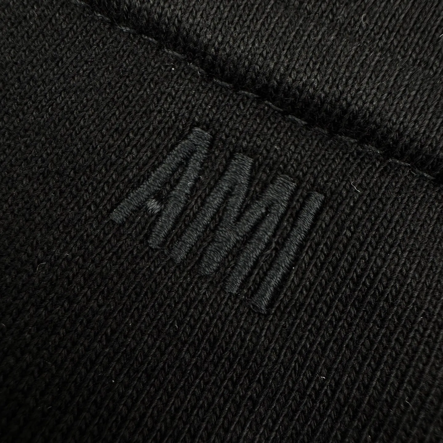🅿️480 [Exclusive supply] Ami love embroidered hooded jacket (black). The original purchase was RMB 3,400. The fabric is made of custom-made mercerized cotton. It feels delicate and comfortable against the skin. It is based on matte gray. It comes with a soft light filter. The black silk thread dances on the chest with love embroidery. It is low-key and powerful. The French romantic code is engraved. It is the ultimate simplification of color. It also conveys the love and persistence of life. Use simplicity to control complexity, outline the silhouette with freedom, and use imported machine embroidery technology. Use advanced computer control systems and precision mechanical components to realize Ami love embroidery operations with high precision. The lines are smooth and delicate, and the fabrics have been washed. It has a better hand feel and texture. It is not easy to deform, not easy to shrink, not easy to fade, and maintains long-term beauty. Size:S-M-L-XL