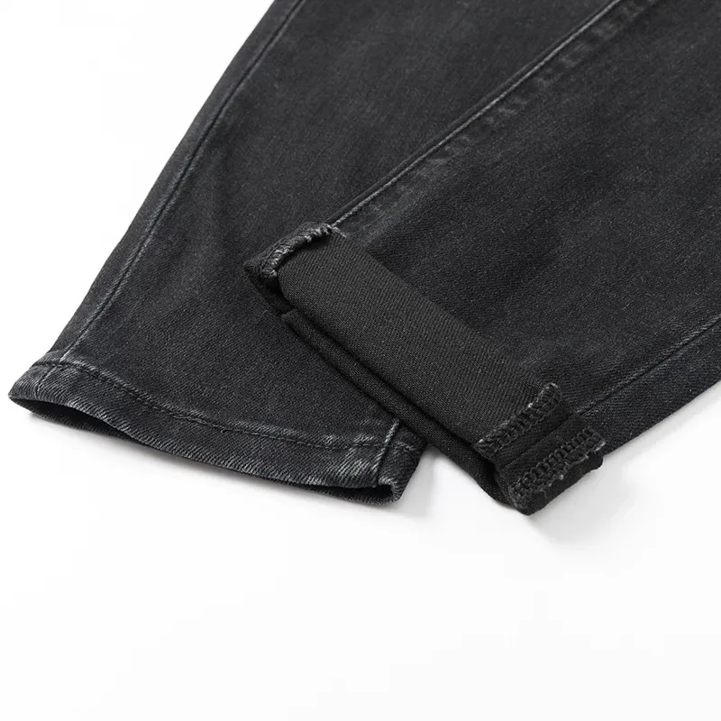 #N04 P246💰 (Extreme Version) AMIRI High Street Jeans Slim Fit Stretch Washed Knife Cut Hole Pants Men's Fashion AMIRI amiri is transliterated as Emil, which is the name of the founder. Mike Amiri, the founder of amiri, grew up in Los Angeles, USA. He was influenced by local street culture and Punk Rock since childhood, so he founded the amiri brand named after himself. A variety of trendy clothing meets the needs of different fashion players. Amiri clothing has novel and unique styles and is a well-known street brand in the United States. The styles and styles of many clothes are loved by many street photographers. The various clothing styles meet the dressing needs of different people, show their unique temperament, and show the trend of dressing. amiri's jeans are relatively famous. Not only do they have many styles, but the quality of the jeans is also very good. Many celebrities have also worn amiri brand jeans. Color: Picture color Size: 28, 30, 32, 34, 36 28 30 32 34 36 Waist 71 76 81 86 91 Qianlang 26.5 27.5 28.5 29.5 30.5 Hou Lang 37 38 39 40 41 Foot 14 14.8 15.6 16.4 17.2 Foreign Minister 100 102 104 106 107