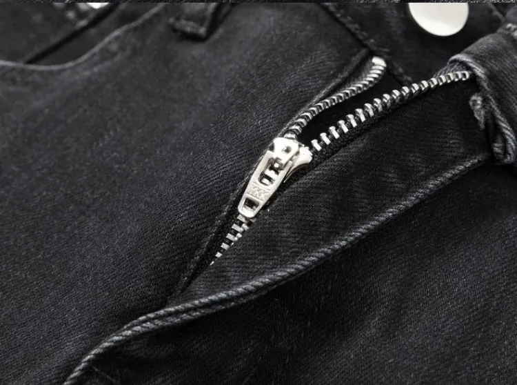 #N04 P246💰 (Extreme Version) AMIRI High Street Jeans Slim Fit Stretch Washed Knife Cut Hole Pants Men's Fashion AMIRI amiri is transliterated as Emil, which is the name of the founder. Mike Amiri, the founder of amiri, grew up in Los Angeles, USA. He was influenced by local street culture and Punk Rock since childhood, so he founded the amiri brand named after himself. A variety of trendy clothing meets the needs of different fashion players. Amiri clothing has novel and unique styles and is a well-known street brand in the United States. The styles and styles of many clothes are loved by many street photographers. The various clothing styles meet the dressing needs of different people, show their unique temperament, and show the trend of dressing. amiri's jeans are relatively famous. Not only do they have many styles, but the quality of the jeans is also very good. Many celebrities have also worn amiri brand jeans. Color: Picture color Size: 28, 30, 32, 34, 36 28 30 32 34 36 Waist 71 76 81 86 91 Qianlang 26.5 27.5 28.5 29.5 30.5 Hou Lang 37 38 39 40 41 Foot 14 14.8 15.6 16.4 17.2 Foreign Minister 100 102 104 106 107