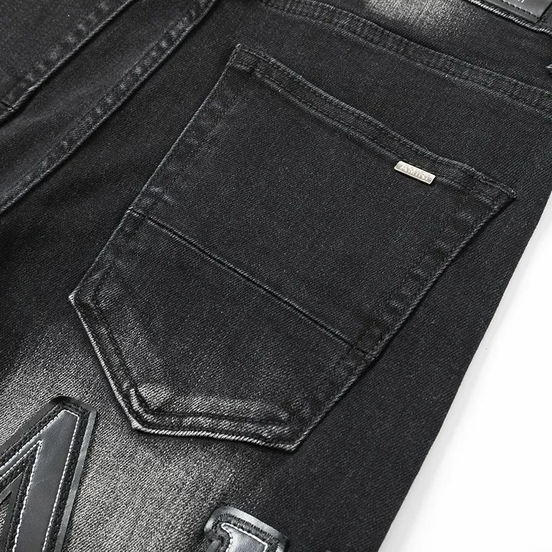 #N04 P246💰 (Extreme Version) AMIRI High Street Jeans Slim Fit Stretch Washed Knife Cut Hole Pants Men's Fashion AMIRI amiri is transliterated as Emil, which is the name of the founder. Mike Amiri, the founder of amiri, grew up in Los Angeles, USA. He was influenced by local street culture and Punk Rock since childhood, so he founded the amiri brand named after himself. A variety of trendy clothing meets the needs of different fashion players. Amiri clothing has novel and unique styles and is a well-known street brand in the United States. The styles and styles of many clothes are loved by many street photographers. The various clothing styles meet the dressing needs of different people, show their unique temperament, and show the trend of dressing. amiri's jeans are relatively famous. Not only do they have many styles, but the quality of the jeans is also very good. Many celebrities have also worn amiri brand jeans. Color: Picture color Size: 28, 30, 32, 34, 36 28 30 32 34 36 Waist 71 76 81 86 91 Qianlang 26.5 27.5 28.5 29.5 30.5 Hou Lang 37 38 39 40 41 Foot 14 14.8 15.6 16.4 17.2 Foreign Minister 100 102 104 106 107
