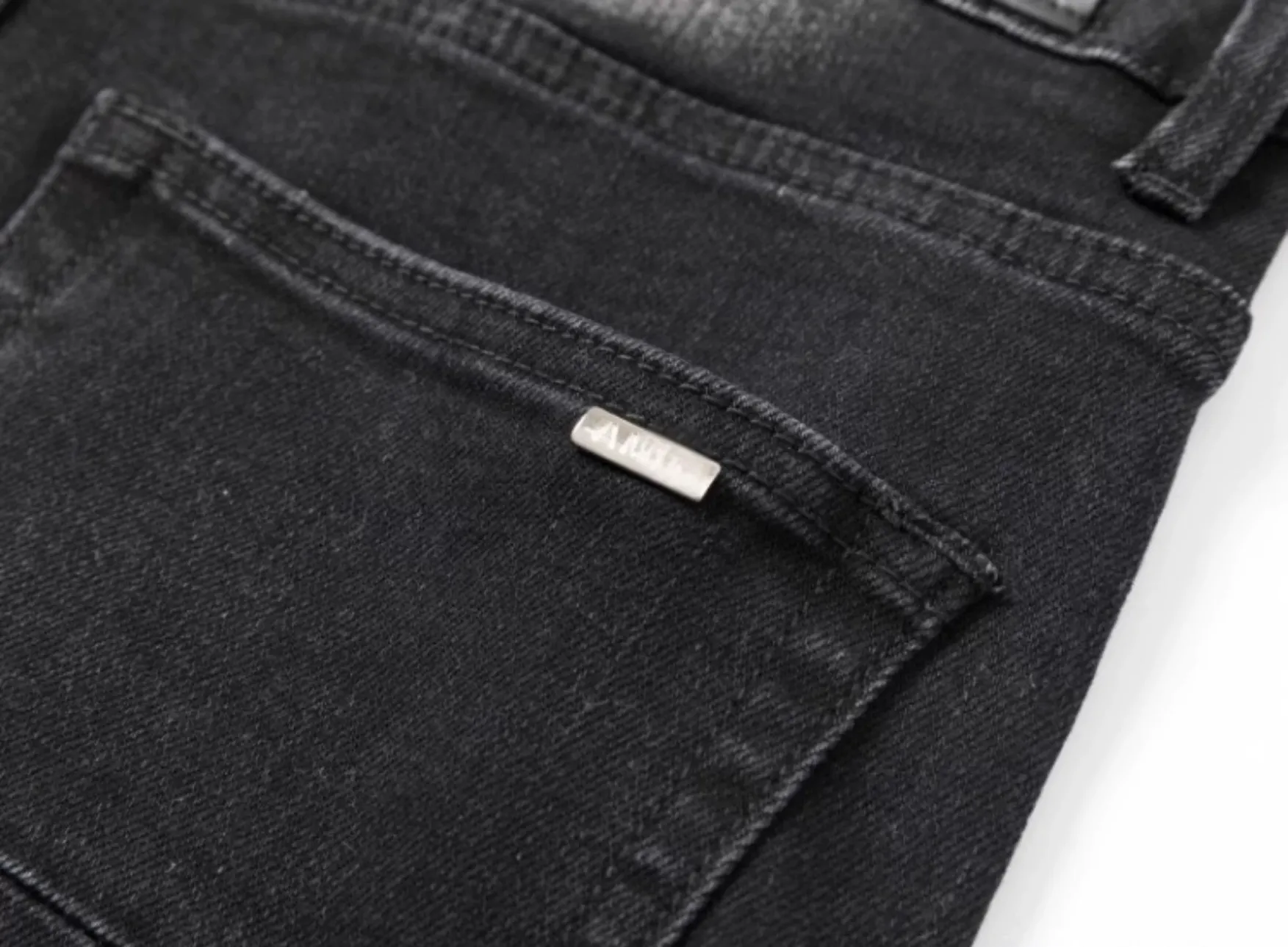 #N04 P246💰 (Extreme Version) AMIRI High Street Jeans Slim Fit Stretch Washed Knife Cut Hole Pants Men's Fashion AMIRI amiri is transliterated as Emil, which is the name of the founder. Mike Amiri, the founder of amiri, grew up in Los Angeles, USA. He was influenced by local street culture and Punk Rock since childhood, so he founded the amiri brand named after himself. A variety of trendy clothing meets the needs of different fashion players. Amiri clothing has novel and unique styles and is a well-known street brand in the United States. The styles and styles of many clothes are loved by many street photographers. The various clothing styles meet the dressing needs of different people, show their unique temperament, and show the trend of dressing. amiri's jeans are relatively famous. Not only do they have many styles, but the quality of the jeans is also very good. Many celebrities have also worn amiri brand jeans. Color: Picture color Size: 28, 30, 32, 34, 36 28 30 32 34 36 Waist 71 76 81 86 91 Qianlang 26.5 27.5 28.5 29.5 30.5 Hou Lang 37 38 39 40 41 Foot 14 14.8 15.6 16.4 17.2 Foreign Minister 100 102 104 106 107