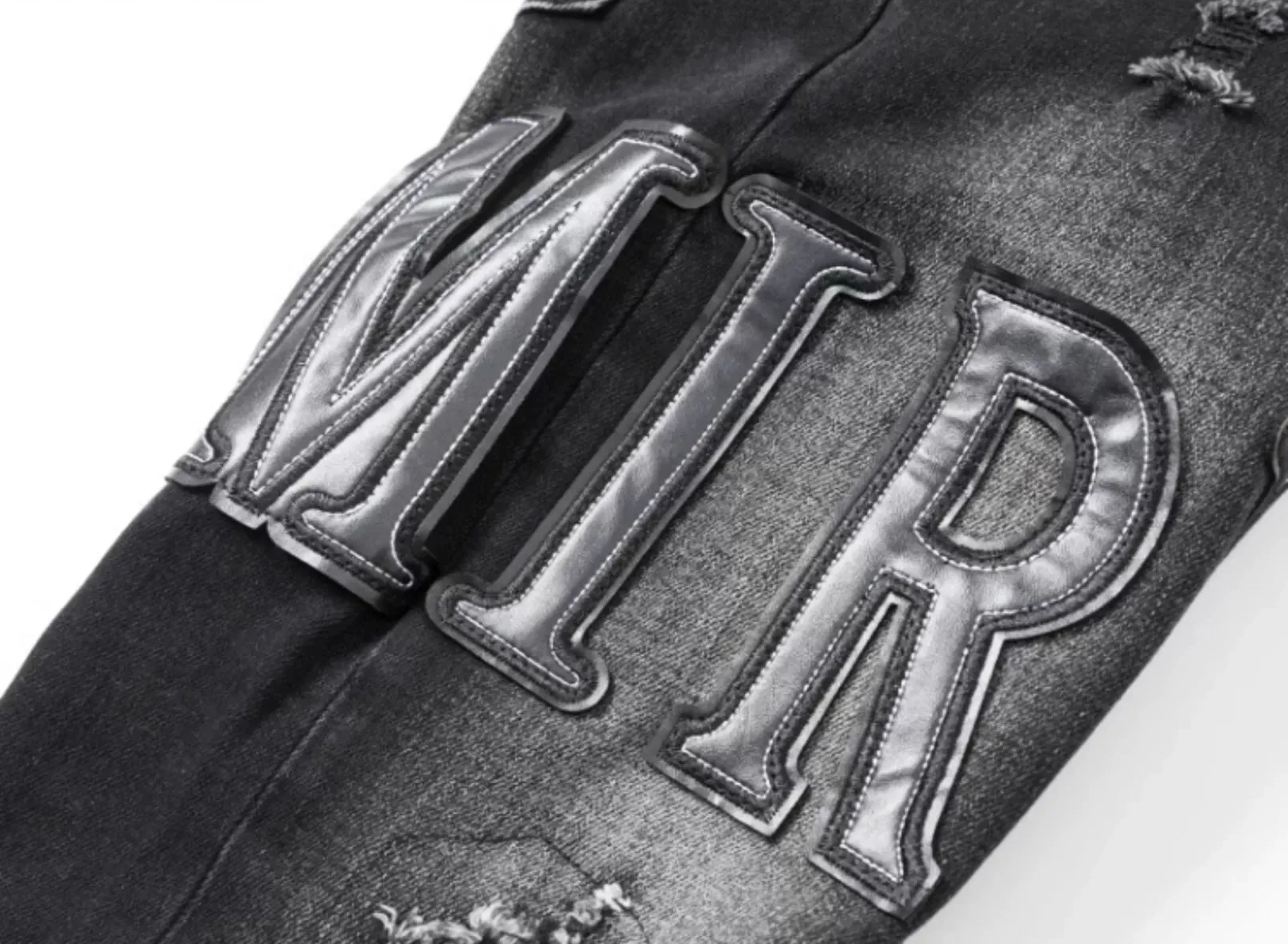 #N04 P246💰 (Extreme Version) AMIRI High Street Jeans Slim Fit Stretch Washed Knife Cut Hole Pants Men's Fashion AMIRI amiri is transliterated as Emil, which is the name of the founder. Mike Amiri, the founder of amiri, grew up in Los Angeles, USA. He was influenced by local street culture and Punk Rock since childhood, so he founded the amiri brand named after himself. A variety of trendy clothing meets the needs of different fashion players. Amiri clothing has novel and unique styles and is a well-known street brand in the United States. The styles and styles of many clothes are loved by many street photographers. The various clothing styles meet the dressing needs of different people, show their unique temperament, and show the trend of dressing. amiri's jeans are relatively famous. Not only do they have many styles, but the quality of the jeans is also very good. Many celebrities have also worn amiri brand jeans. Color: Picture color Size: 28, 30, 32, 34, 36 28 30 32 34 36 Waist 71 76 81 86 91 Qianlang 26.5 27.5 28.5 29.5 30.5 Hou Lang 37 38 39 40 41 Foot 14 14.8 15.6 16.4 17.2 Foreign Minister 100 102 104 106 107