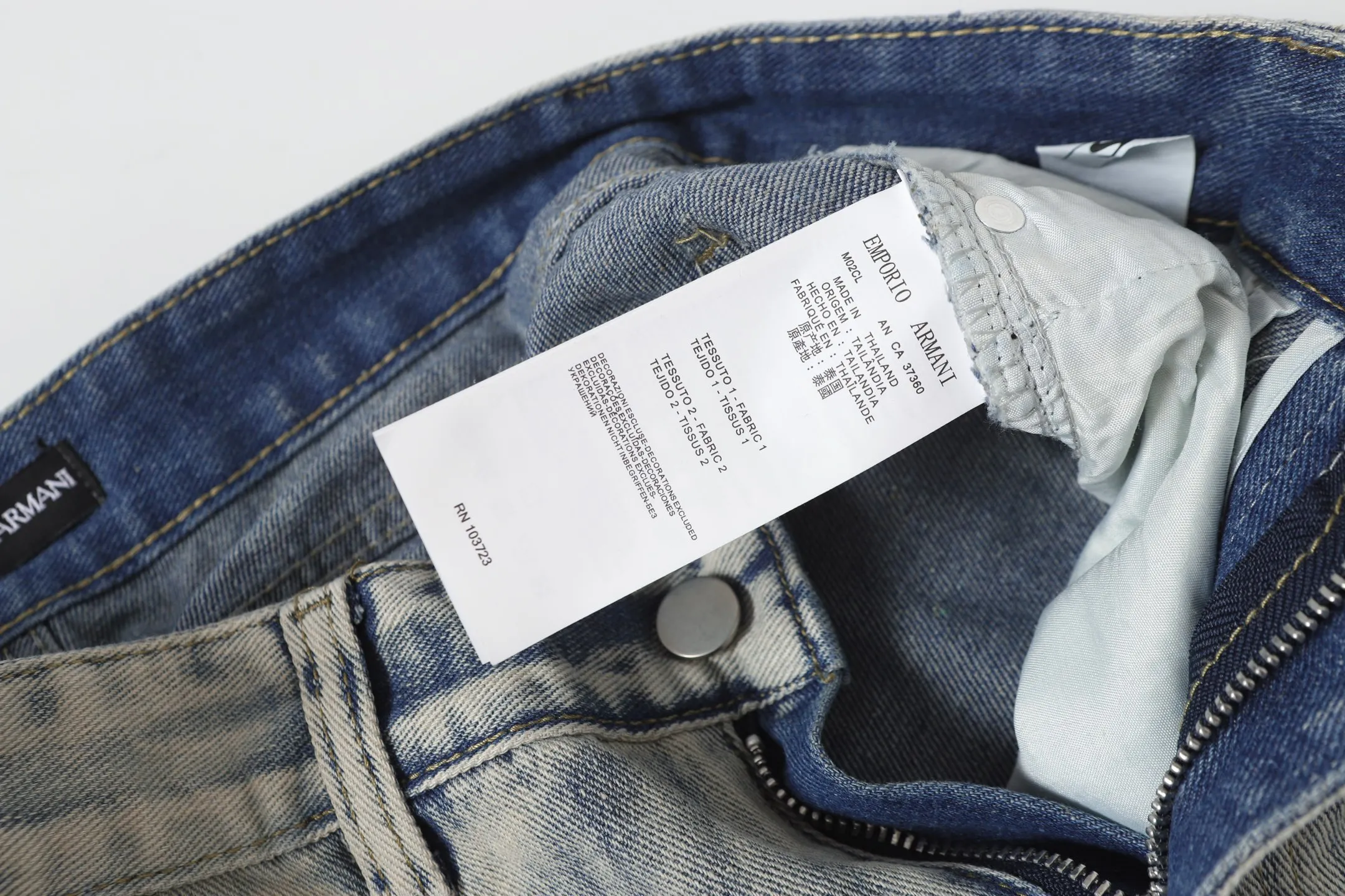 P236 Actual photo [High quality] Code: B07 Color: Picture color Size: S to XXXL AMIRI patch embroidery jeans trousers AMIRI high street basic ripped loose casual versatile jeans trousers amiri brand jeans break the production process and cutting of the original jeans, the fabrics are softer and more comfortable Hand-sewn collar label Customized logo buttons Genuine leather tag Color: Picture color Size Pants length Waist Hips Unit cm S 98 68 100 M 99 72 104 L 100 76 108 XL 101 80 112 XXL 102 84 116 XXXL 103 88 120