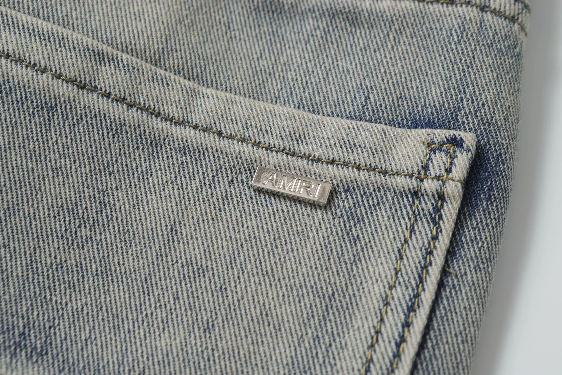 P236 Actual photo [High quality] Code: B07 Color: Picture color Size: S to XXXL AMIRI patch embroidery jeans trousers AMIRI high street basic ripped loose casual versatile jeans trousers amiri brand jeans break the production process and cutting of the original jeans, the fabrics are softer and more comfortable Hand-sewn collar label Customized logo buttons Genuine leather tag Color: Picture color Size Pants length Waist Hips Unit cm S 98 68 100 M 99 72 104 L 100 76 108 XL 101 80 112 XXL 102 84 116 XXXL 103 88 120