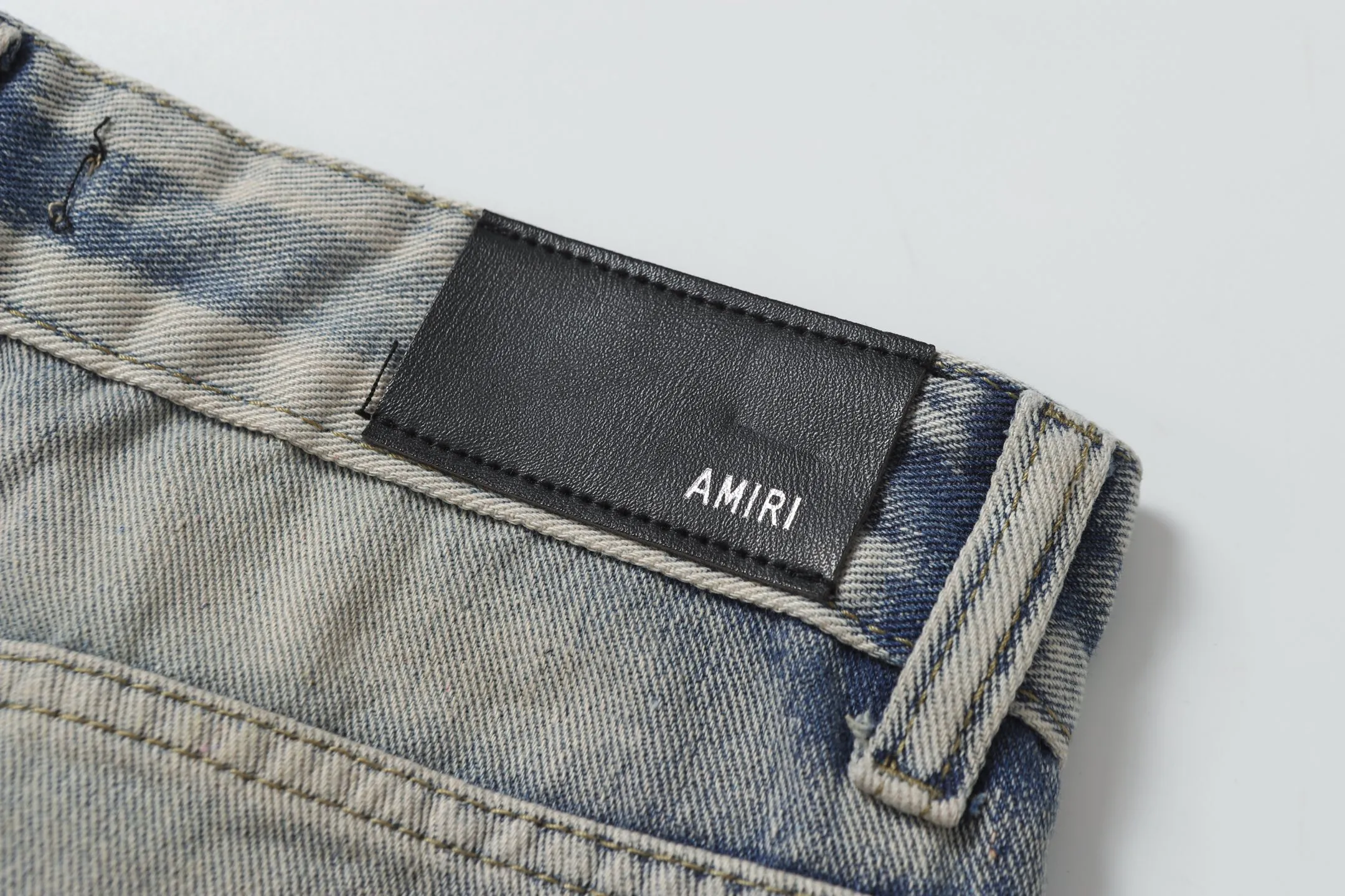 P236 Actual photo [High quality] Code: B07 Color: Picture color Size: S to XXXL AMIRI patch embroidery jeans trousers AMIRI high street basic ripped loose casual versatile jeans trousers amiri brand jeans break the production process and cutting of the original jeans, the fabrics are softer and more comfortable Hand-sewn collar label Customized logo buttons Genuine leather tag Color: Picture color Size Pants length Waist Hips Unit cm S 98 68 100 M 99 72 104 L 100 76 108 XL 101 80 112 XXL 102 84 116 XXXL 103 88 120