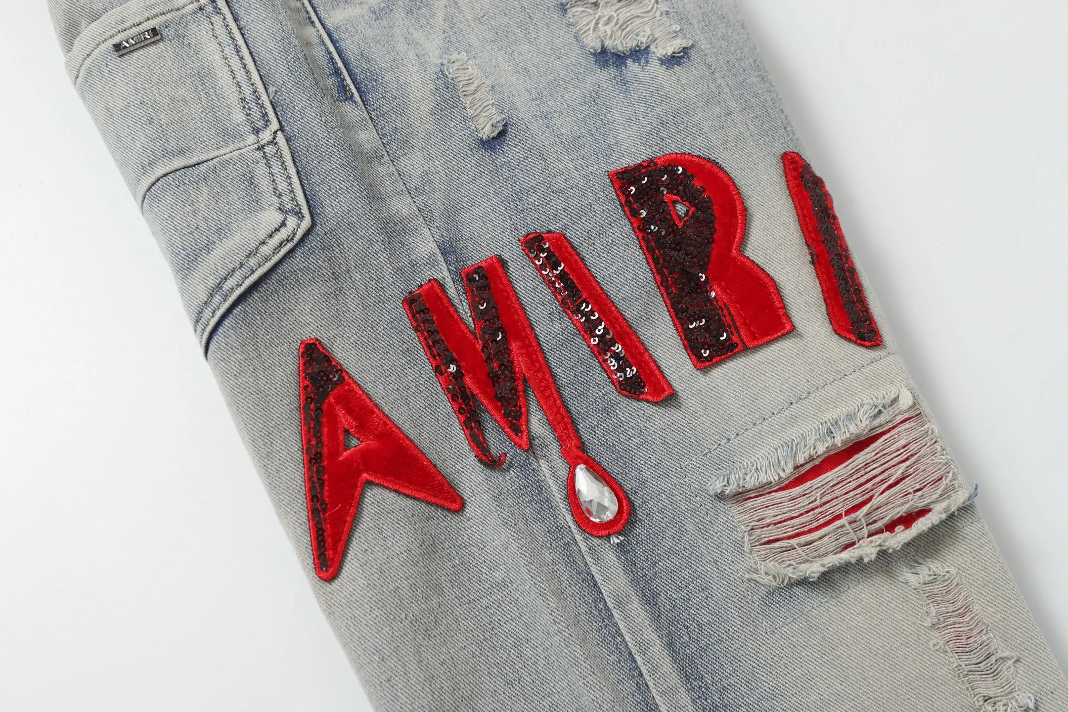 P236 Actual photo [High quality] Code: B07 Color: Picture color Size: S to XXXL AMIRI patch embroidery jeans trousers AMIRI high street basic ripped loose casual versatile jeans trousers amiri brand jeans break the production process and cutting of the original jeans, the fabrics are softer and more comfortable Hand-sewn collar label Customized logo buttons Genuine leather tag Color: Picture color Size Pants length Waist Hips Unit cm S 98 68 100 M 99 72 104 L 100 76 108 XL 101 80 112 XXL 102 84 116 XXXL 103 88 120