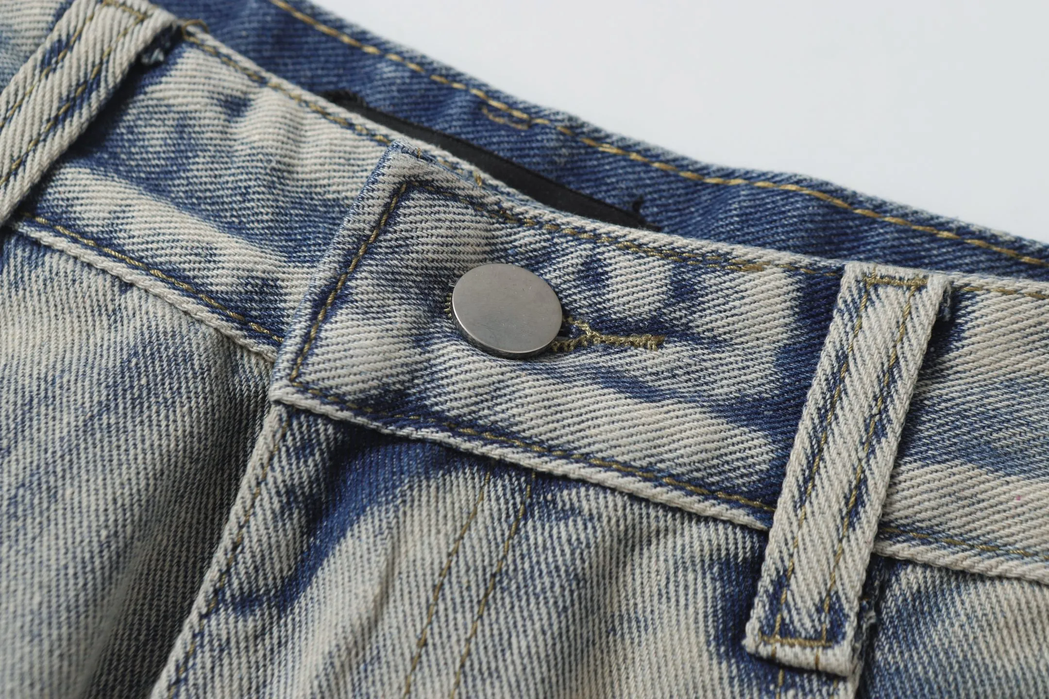 P236 Actual photo [High quality] Code: B07 Color: Picture color Size: S to XXXL AMIRI patch embroidery jeans trousers AMIRI high street basic ripped loose casual versatile jeans trousers amiri brand jeans break the production process and cutting of the original jeans, the fabrics are softer and more comfortable Hand-sewn collar label Customized logo buttons Genuine leather tag Color: Picture color Size Pants length Waist Hips Unit cm S 98 68 100 M 99 72 104 L 100 76 108 XL 101 80 112 XXL 102 84 116 XXXL 103 88 120