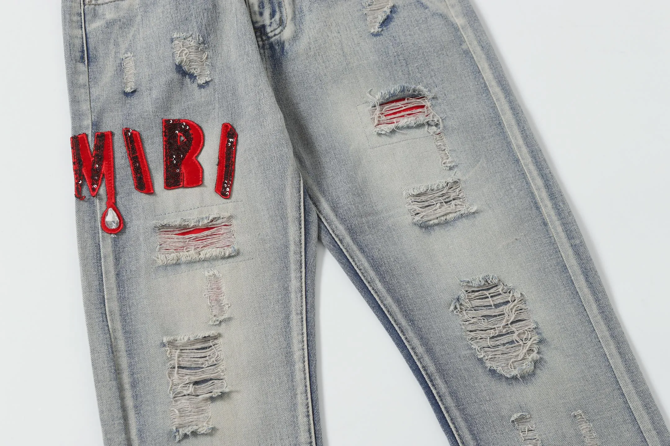 P236 Actual photo [High quality] Code: B07 Color: Picture color Size: S to XXXL AMIRI patch embroidery jeans trousers AMIRI high street basic ripped loose casual versatile jeans trousers amiri brand jeans break the production process and cutting of the original jeans, the fabrics are softer and more comfortable Hand-sewn collar label Customized logo buttons Genuine leather tag Color: Picture color Size Pants length Waist Hips Unit cm S 98 68 100 M 99 72 104 L 100 76 108 XL 101 80 112 XXL 102 84 116 XXXL 103 88 120