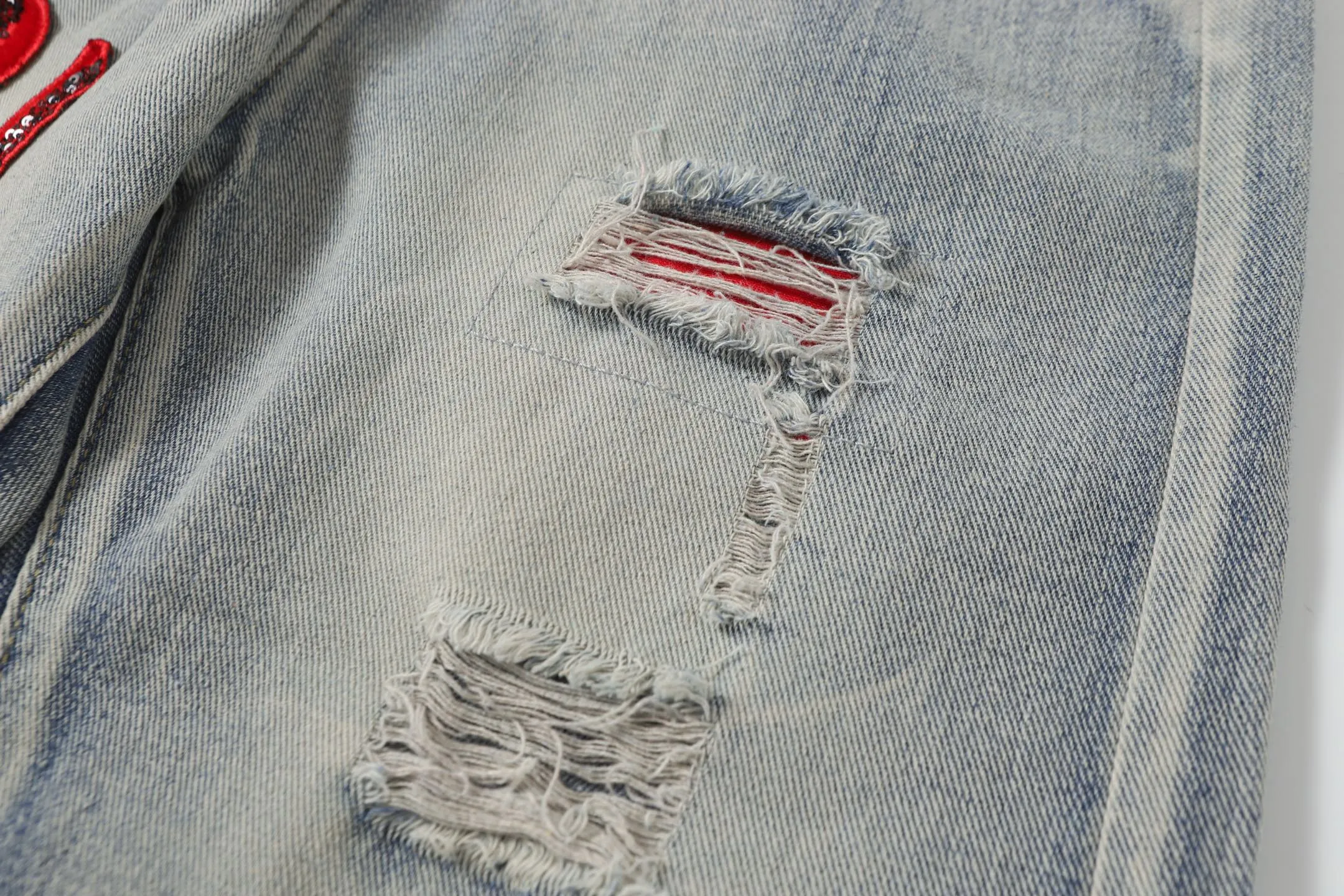 P236 Actual photo [High quality] Code: B07 Color: Picture color Size: S to XXXL AMIRI patch embroidery jeans trousers AMIRI high street basic ripped loose casual versatile jeans trousers amiri brand jeans break the production process and cutting of the original jeans, the fabrics are softer and more comfortable Hand-sewn collar label Customized logo buttons Genuine leather tag Color: Picture color Size Pants length Waist Hips Unit cm S 98 68 100 M 99 72 104 L 100 76 108 XL 101 80 112 XXL 102 84 116 XXXL 103 88 120