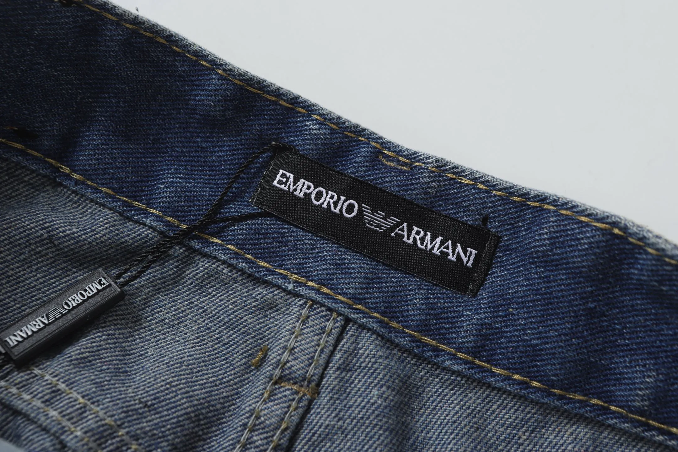 P236 Actual photo [High quality] Code: B07 Color: Picture color Size: S to XXXL AMIRI patch embroidery jeans trousers AMIRI high street basic ripped loose casual versatile jeans trousers amiri brand jeans break the production process and cutting of the original jeans, the fabrics are softer and more comfortable Hand-sewn collar label Customized logo buttons Genuine leather tag Color: Picture color Size Pants length Waist Hips Unit cm S 98 68 100 M 99 72 104 L 100 76 108 XL 101 80 112 XXL 102 84 116 XXXL 103 88 120