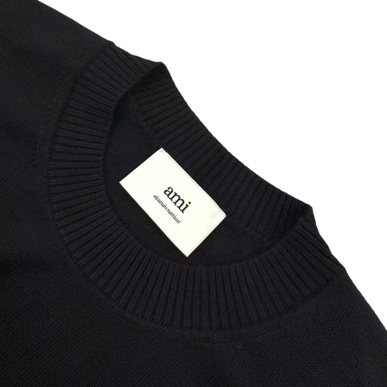 🅿️400 Ami red love embroidered crew neck sweater (black). The original purchase was 3,100 and developed. The fabric is made of custom-woven luxurious and ultra-fine merino wool. It is soft and delicate, comfortable and close to the skin. The main color is deep black. A bright red love heart jumps on the chest, adding a touch of agility and playfulness. The brand is highly recognizable. It is the ultimate simplification of color, and it conveys the love and persistence of life. Encounter the ultimate simplicity, the well-deserved king of all-matching, using imported machine embroidery technology. Using advanced computer control systems and precision mechanical components, Ami's love embroidery work is realized with high precision. The lines are smooth and delicate. The garments are washed with softening and deodorizing technology. Professional washing equipment and specific detergents are used to deeply clean and deodorize the clothes to improve the feel and appearance of the clothes. Size:S-M-L-XL