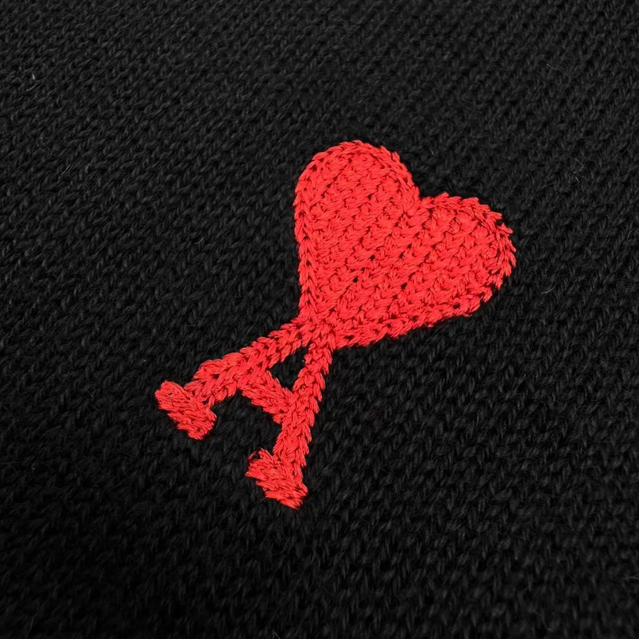 🅿️400 Ami red love embroidered crew neck sweater (black). The original purchase was 3,100 and developed. The fabric is made of custom-woven luxurious and ultra-fine merino wool. It is soft and delicate, comfortable and close to the skin. The main color is deep black. A bright red love heart jumps on the chest, adding a touch of agility and playfulness. The brand is highly recognizable. It is the ultimate simplification of color, and it conveys the love and persistence of life. Encounter the ultimate simplicity, the well-deserved king of all-matching, using imported machine embroidery technology. Using advanced computer control systems and precision mechanical components, Ami's love embroidery work is realized with high precision. The lines are smooth and delicate. The garments are washed with softening and deodorizing technology. Professional washing equipment and specific detergents are used to deeply clean and deodorize the clothes to improve the feel and appearance of the clothes. Size:S-M-L-XL