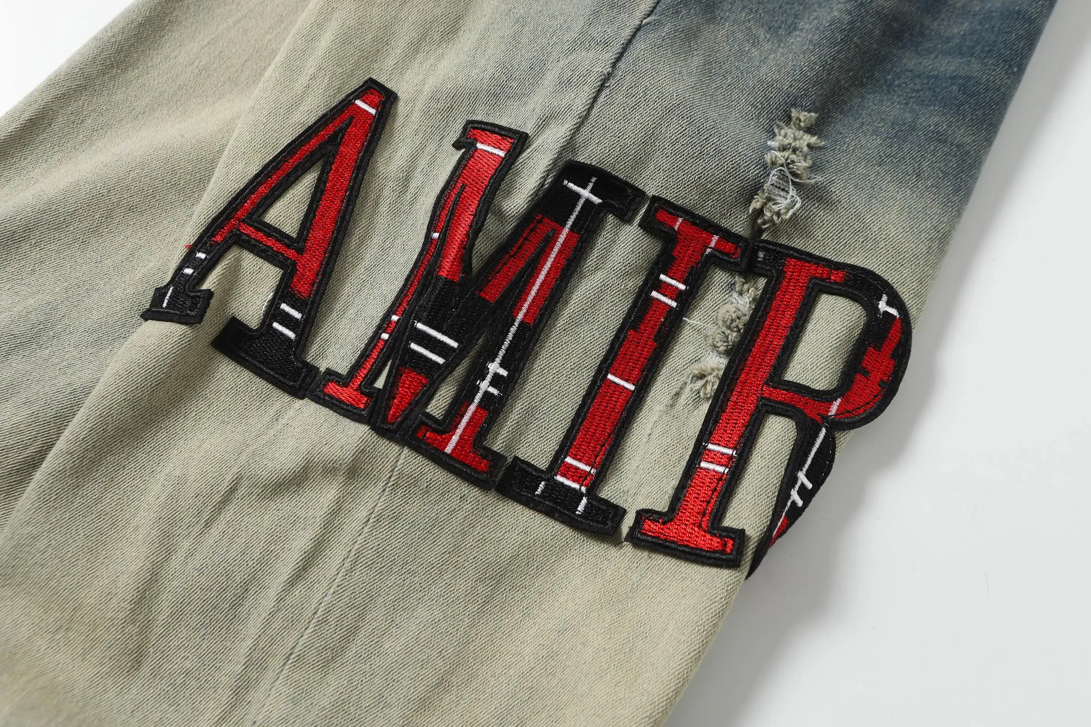 P280 AMIRI 25ss patch embroidery jeans trousers AMIRI high street basic ripped loose casual versatile jeans trousers amiri brand jeans break the production process and cutting of the original jeans, the fabrics are softer and more comfortable Hand-sewn collar label Customized logo buttons Genuine leather tag Color: Picture color Code number: 28-36