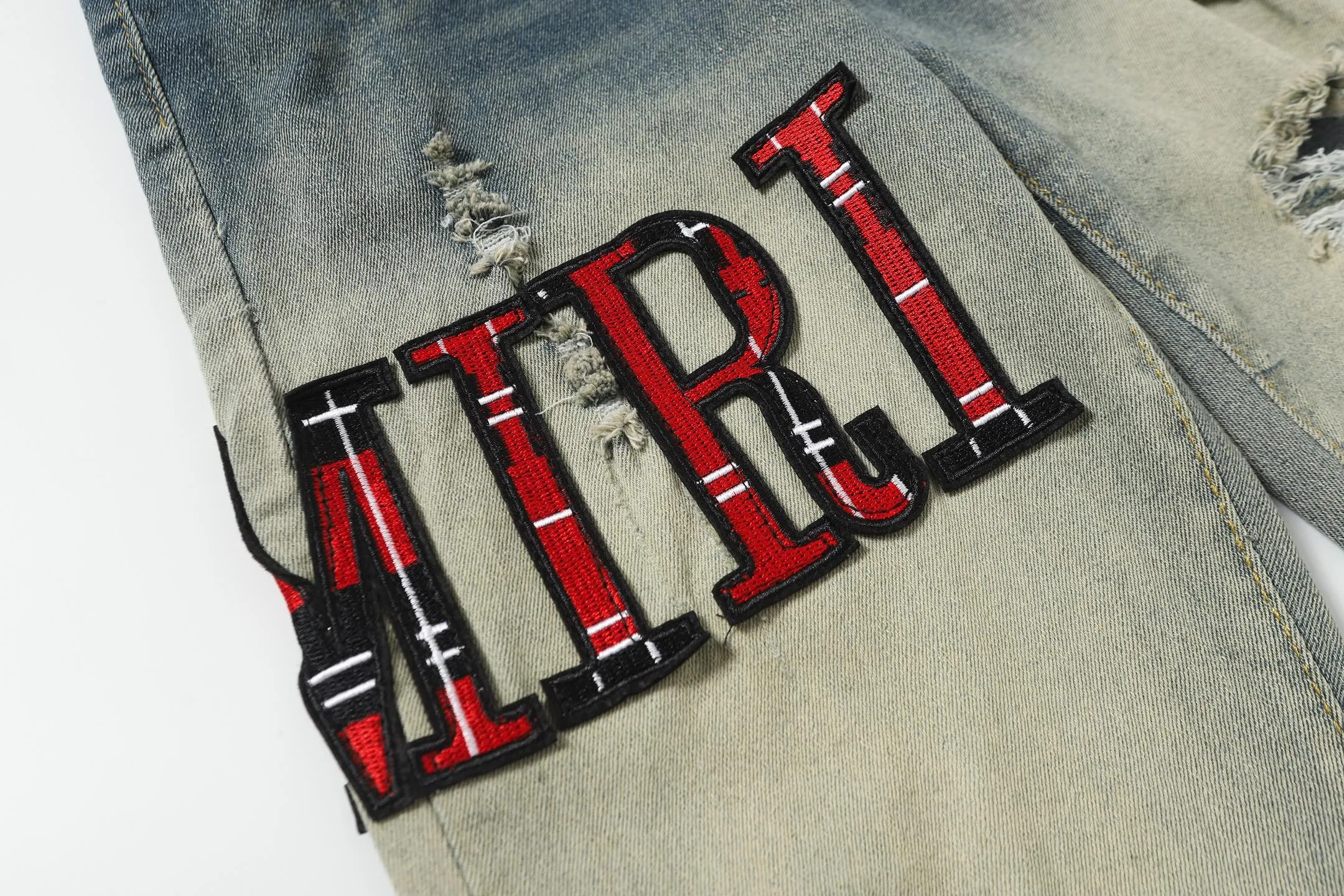P280 AMIRI 25ss patch embroidery jeans trousers AMIRI high street basic ripped loose casual versatile jeans trousers amiri brand jeans break the production process and cutting of the original jeans, the fabrics are softer and more comfortable Hand-sewn collar label Customized logo buttons Genuine leather tag Color: Picture color Code number: 28-36