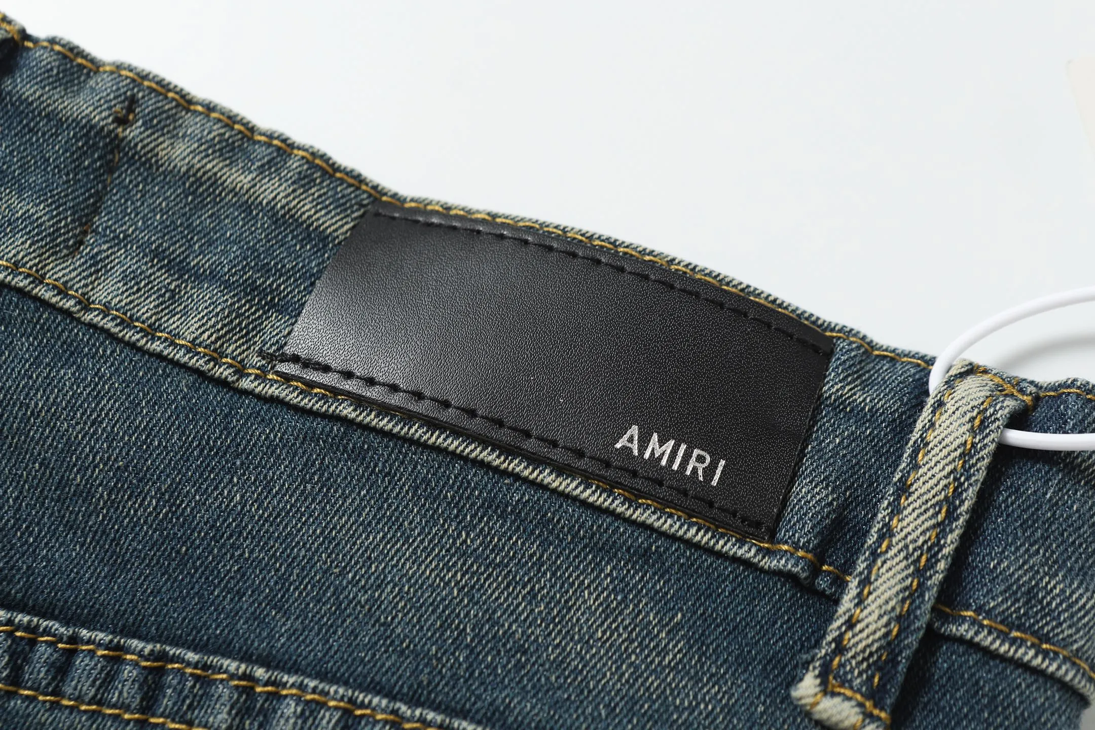 P280 AMIRI 25ss patch embroidery jeans trousers AMIRI high street basic ripped loose casual versatile jeans trousers amiri brand jeans break the production process and cutting of the original jeans, the fabrics are softer and more comfortable Hand-sewn collar label Customized logo buttons Genuine leather tag Color: Picture color Code number: 28-36