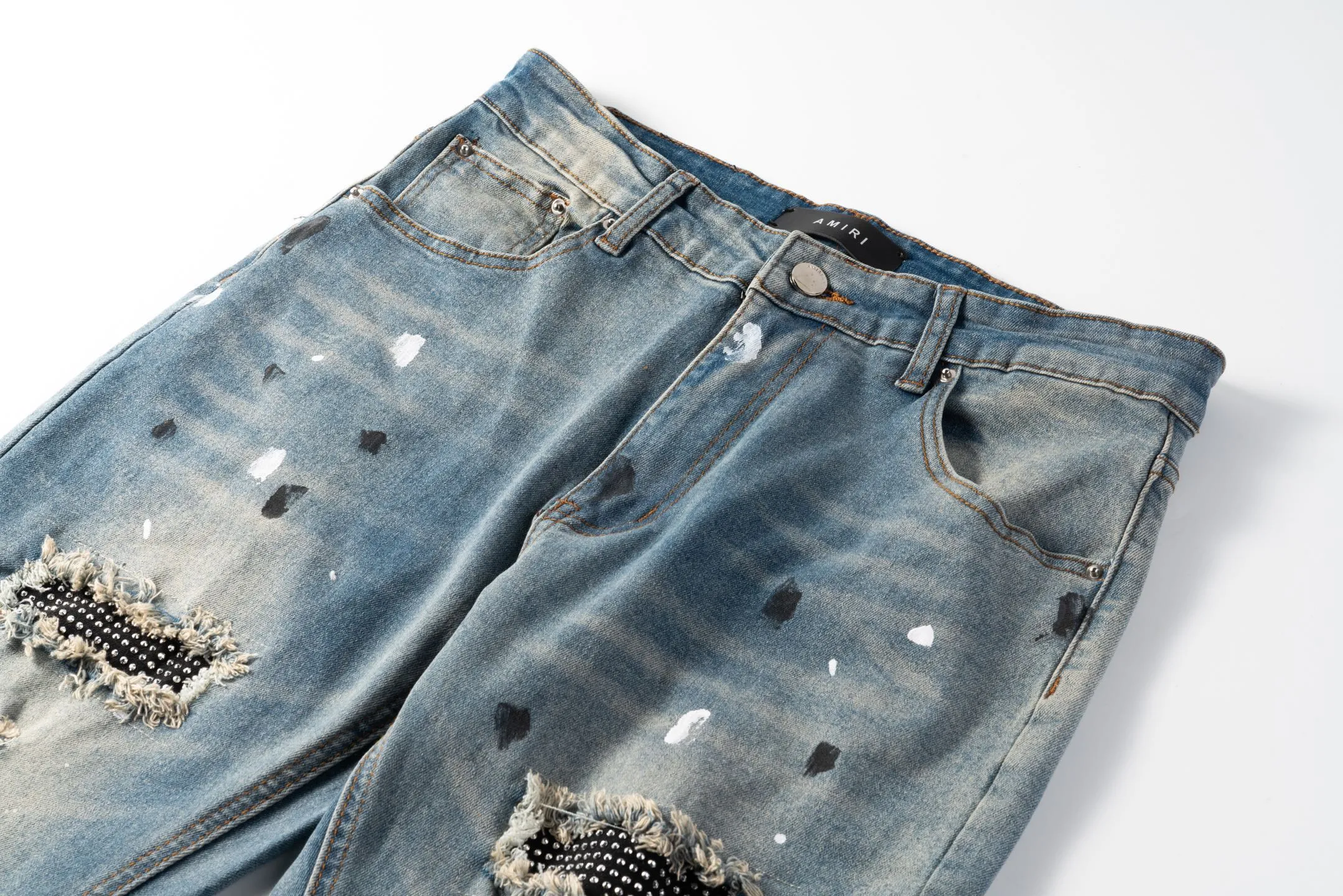 P220 running volume) AMIRI, a trendy brand originating from Los Angeles, was founded by Mike Amiri, who was deeply influenced by street culture and Punk Rock. Its clothing styles are novel and unique, meeting the needs of different fashion players, especially jeans, which are of excellent quality and have been worn by many celebrities. Breaking the traditional production process and cutting, the fabric is soft and skin-friendly, and the details include wrinkles, bullet holes, damage and other designs, making it full of trend. Today I brought you these high street slim jeans with splashes of ink, hot diamonds, white diamonds and washed distressed holes. They are the same style worn by many internet celebrities in Xiaohongshu. Carefully processed by a large washing factory in Ningbo, the front, back, and trouser legs are perfectly faded, giving you a sense of high-end. The destroyed design of the knee part is matched with patchwork leather, which is full of personality. The leather waist nameplate shows the quality, and the custom-made crotch placket hardware is also engraved and molded. The essence of this pair of pants is to destroy the shape and pattern. The master manually frays, cuts and cuts the pants later, which is completely different from the assembly line products. Style number: 1708# Size: 28 (S), 30 (M), 32 (L), 34 (XL)