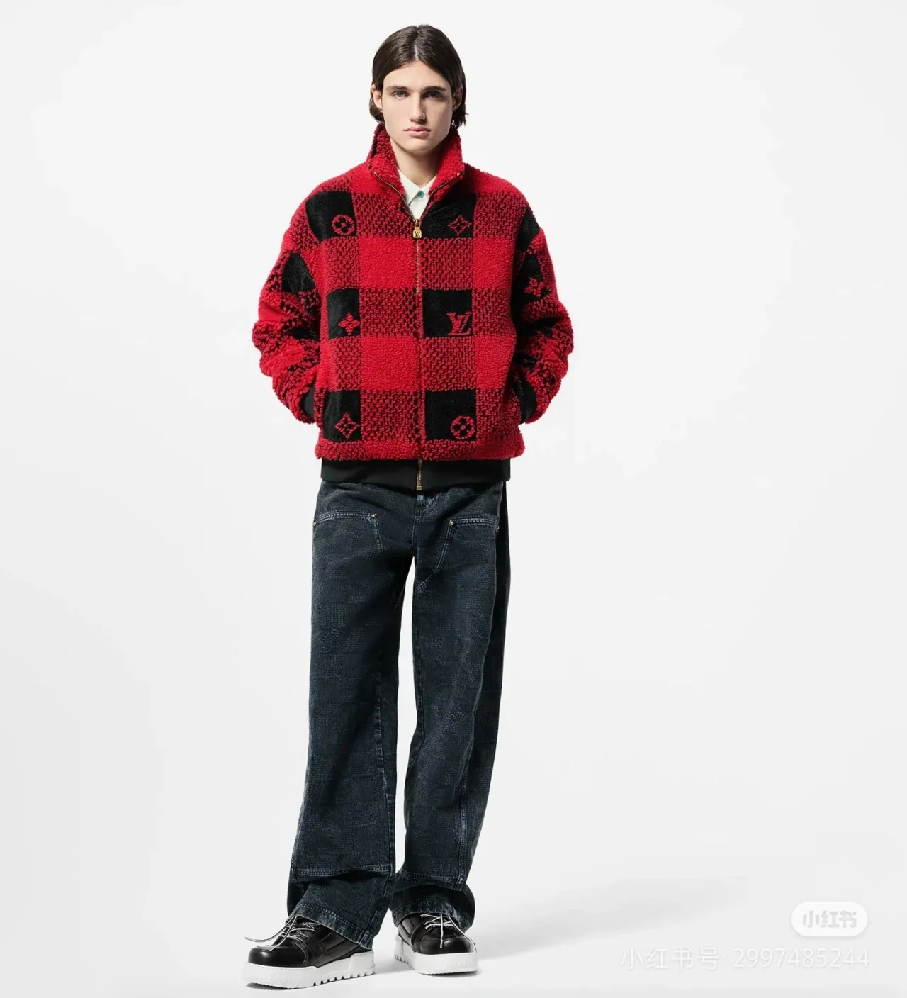 Model Picture | Size Chart LV 24ss New Cashmere Tunic Jacket Craft Description: Red and black contrasting checkerboard effect, Monogram flowers integrated into Damier Buffalo plaid, zipper front with brand-engraved zipper puller, metal zipper placket, ribbed cuffs and hem, knitted lining to increase comfort, casual style, not picky, same style for men and women!