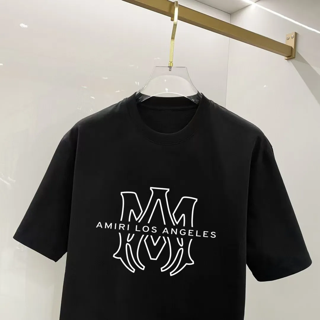 P140 AMIRI# 2025 spring and summer new style debut counter, the latest short-sleeved round neck T-shirt, high-end custom design, avant-garde and fashionable! The brand logo is designed with heavy craftsmanship. High-end customized 250g Xinjiang long-staple cotton fabric. Soft to the touch. Comfortable to wear. Exquisite stitching at the counter level. Fine workmanship. The upper body effect is incomparably handsome! A must-have item for a stylish man! Color: black. White! Size: S M L
