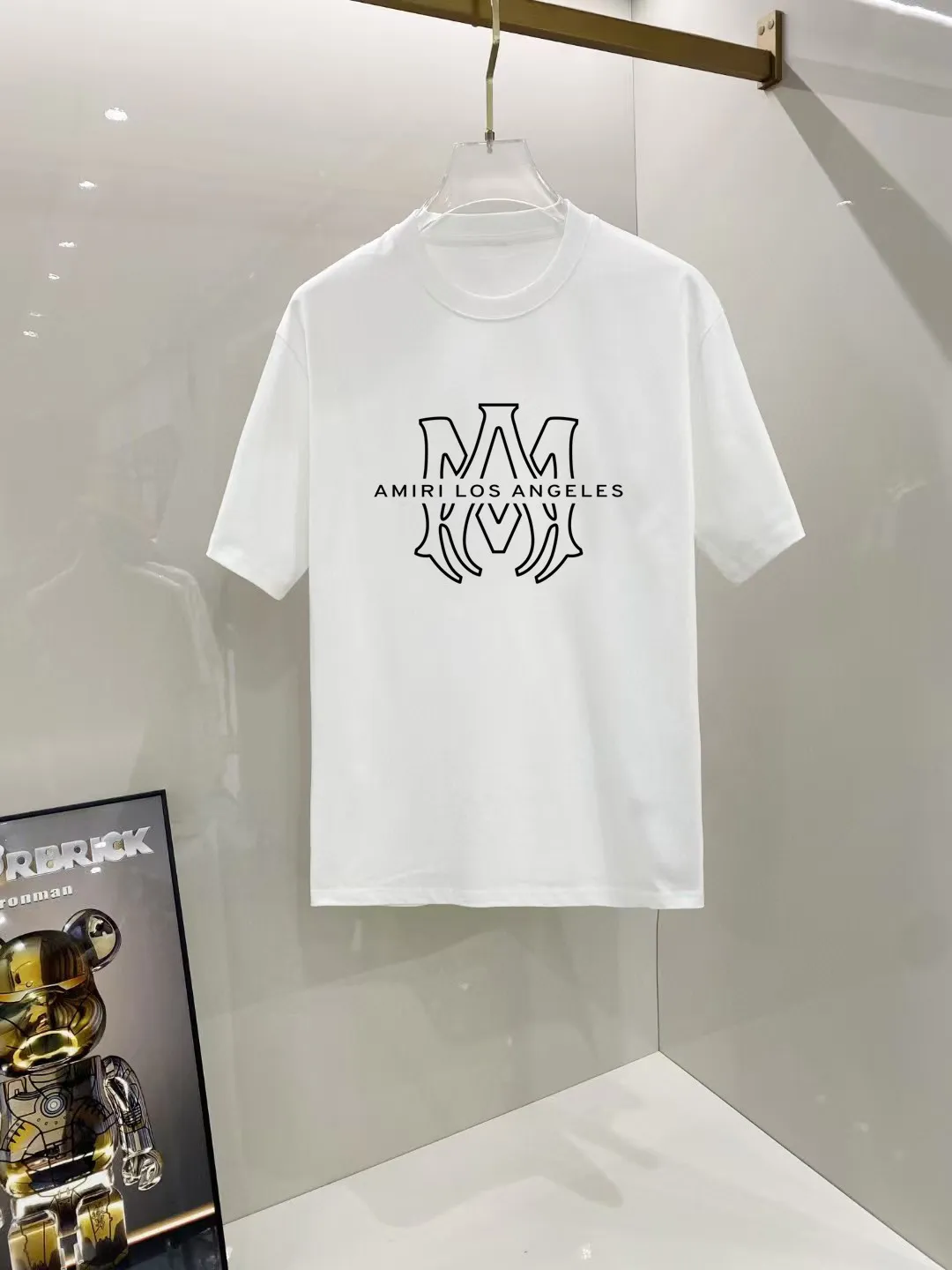 P140 AMIRI# 2025 spring and summer new style debut counter, the latest short-sleeved round neck T-shirt, high-end custom design, avant-garde and fashionable! The brand logo is designed with heavy craftsmanship. High-end customized 250g Xinjiang long-staple cotton fabric. Soft to the touch. Comfortable to wear. Exquisite stitching at the counter level. Fine workmanship. The upper body effect is incomparably handsome! A must-have item for a stylish man! Color: black. White! Size: S M L