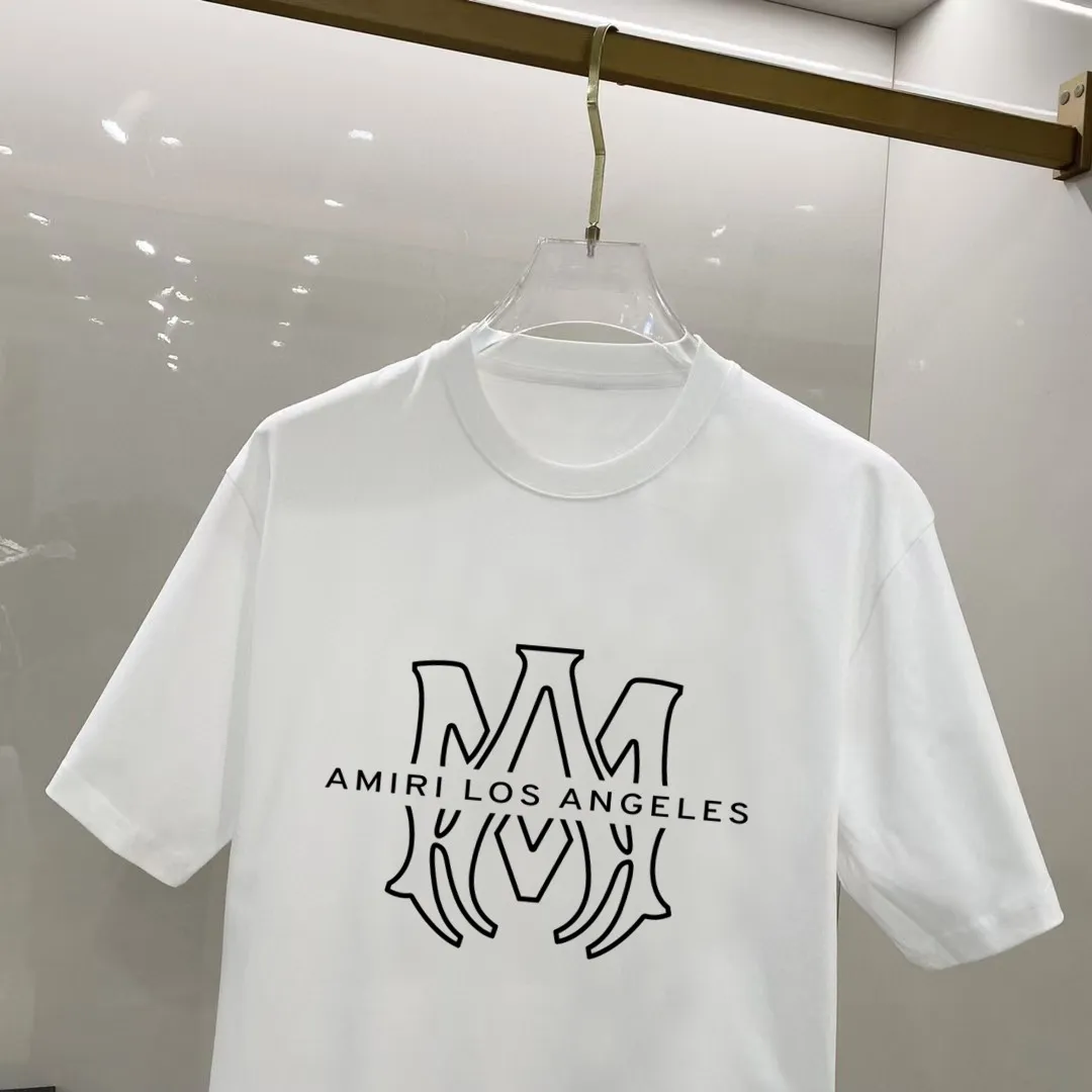 P140 AMIRI# 2025 spring and summer new style debut counter, the latest short-sleeved round neck T-shirt, high-end custom design, avant-garde and fashionable! The brand logo is designed with heavy craftsmanship. High-end customized 250g Xinjiang long-staple cotton fabric. Soft to the touch. Comfortable to wear. Exquisite stitching at the counter level. Fine workmanship. The upper body effect is incomparably handsome! A must-have item for a stylish man! Color: black. White! Size: S M L