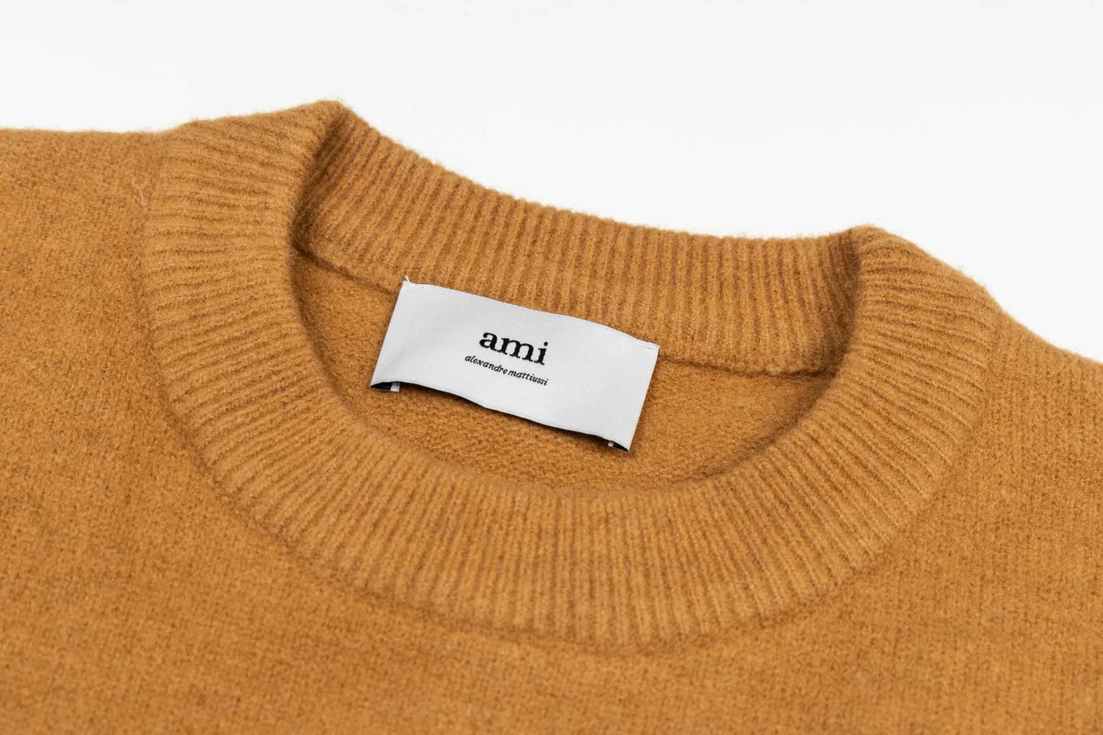 🅿️500 [Exclusive supply] Ami love jacquard crew neck sweater (brown) The original version was purchased for 2,442 and developed. The fabric is made of alpaca wool to maintain a stable shape. The stitching is even and firm, and the details are meticulously handled, reflecting the brand's strict control over quality. The overall design is simple and elegant, suitable for various occasions. Whether it is business or leisure, it can show an elegant and decent style. The overall wiring is straight and delicate, the fabric is comfortable and soft, and the color is consistent without color difference. It can be matched with the same style to create a fashionable look, and can be used in various occasions. Customized accessories, complete with three standards, the same style for men and women. Size:S-M-L-XL