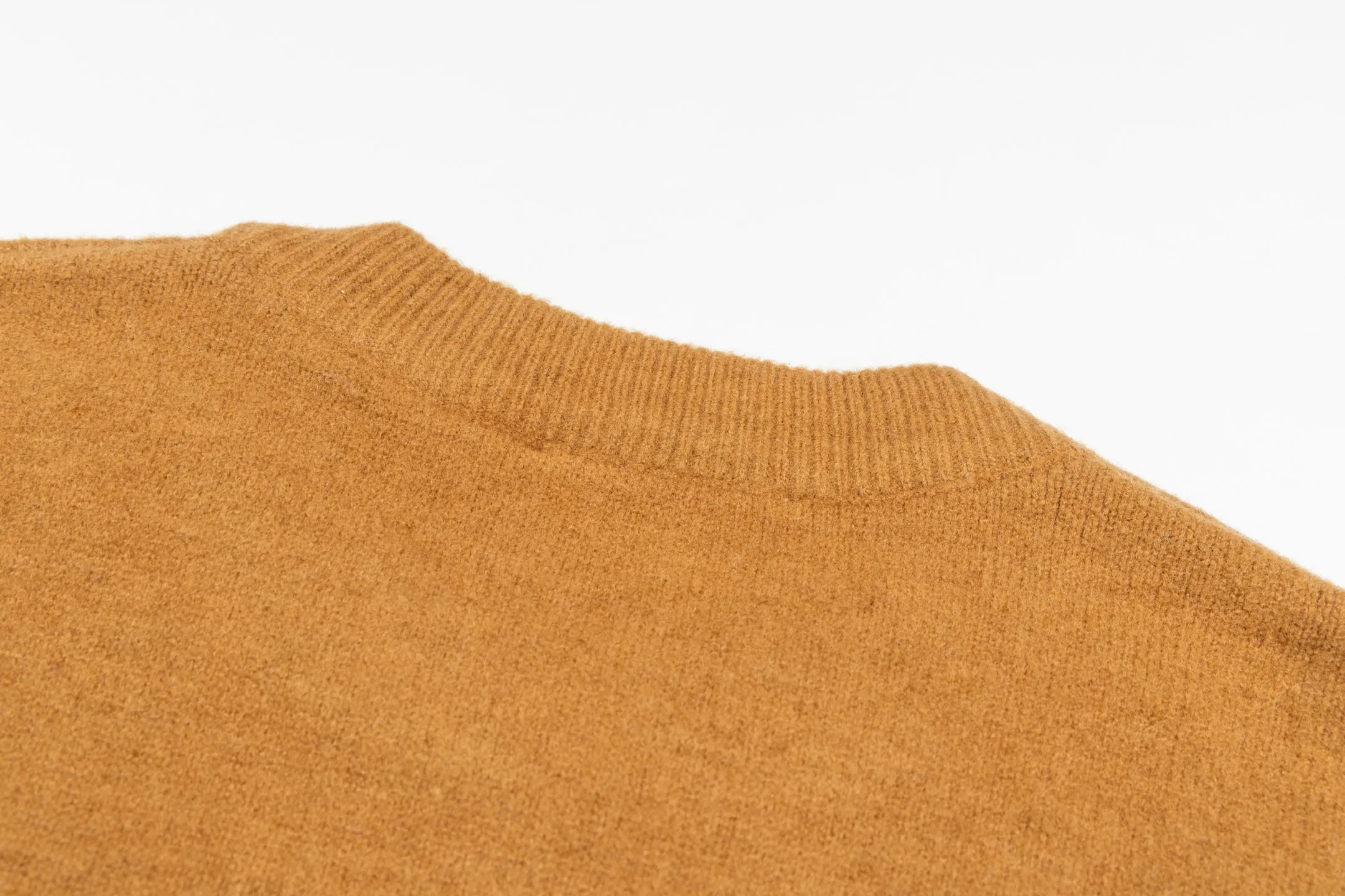 🅿️500 [Exclusive supply] Ami love jacquard crew neck sweater (brown) The original version was purchased for 2,442 and developed. The fabric is made of alpaca wool to maintain a stable shape. The stitching is even and firm, and the details are meticulously handled, reflecting the brand's strict control over quality. The overall design is simple and elegant, suitable for various occasions. Whether it is business or leisure, it can show an elegant and decent style. The overall wiring is straight and delicate, the fabric is comfortable and soft, and the color is consistent without color difference. It can be matched with the same style to create a fashionable look, and can be used in various occasions. Customized accessories, complete with three standards, the same style for men and women. Size:S-M-L-XL