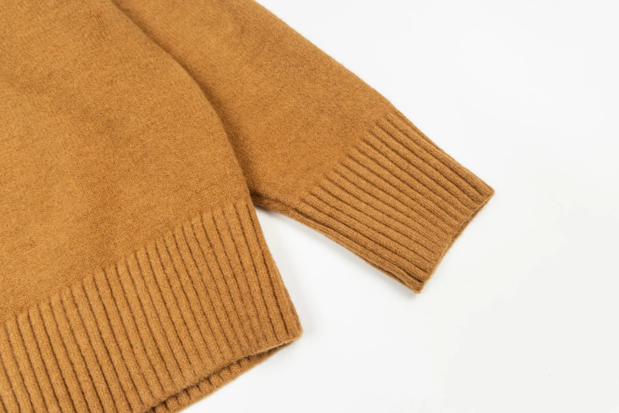 🅿️500 [Exclusive supply] Ami love jacquard crew neck sweater (brown) The original version was purchased for 2,442 and developed. The fabric is made of alpaca wool to maintain a stable shape. The stitching is even and firm, and the details are meticulously handled, reflecting the brand's strict control over quality. The overall design is simple and elegant, suitable for various occasions. Whether it is business or leisure, it can show an elegant and decent style. The overall wiring is straight and delicate, the fabric is comfortable and soft, and the color is consistent without color difference. It can be matched with the same style to create a fashionable look, and can be used in various occasions. Customized accessories, complete with three standards, the same style for men and women. Size:S-M-L-XL