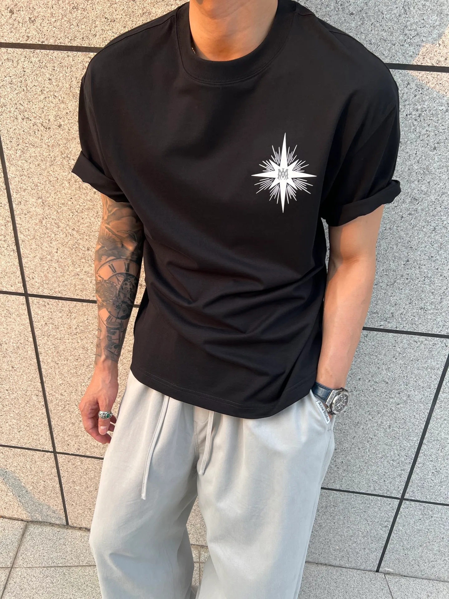 P160 AMIRI 25 summer short sleeves are awesome! The letter logo print is full of personality, the pure cotton fabric is comfortable and breathable, and the loose fit is versatile and casual~ Color: Single black Size: S-XXL