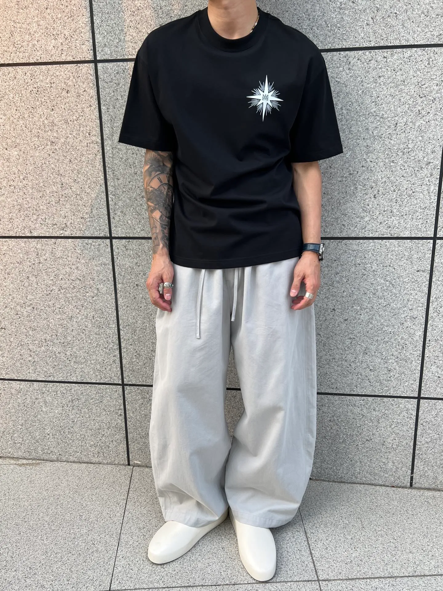 P160 AMIRI 25 summer short sleeves are awesome! The letter logo print is full of personality, the pure cotton fabric is comfortable and breathable, and the loose fit is versatile and casual~ Color: Single black Size: S-XXL
