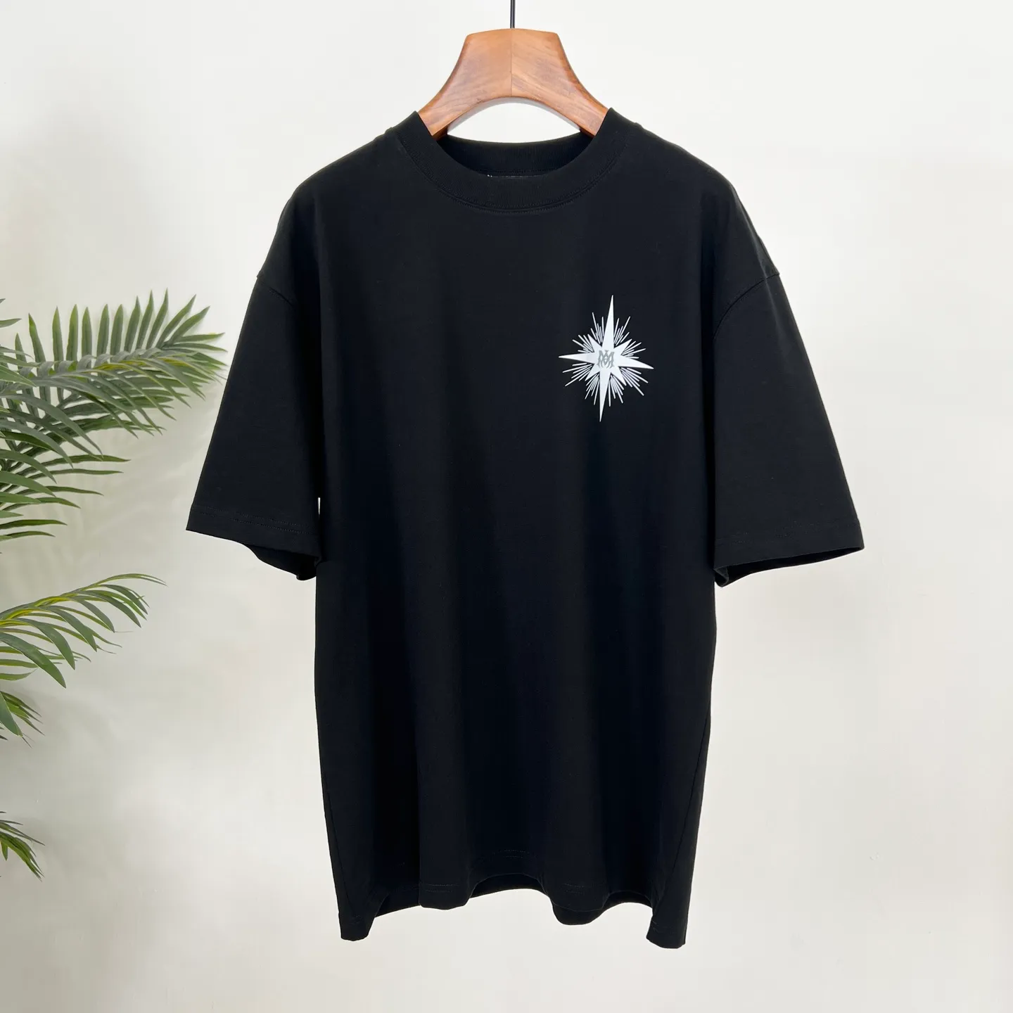 P160 AMIRI 25 summer short sleeves are awesome! The letter logo print is full of personality, the pure cotton fabric is comfortable and breathable, and the loose fit is versatile and casual~ Color: Single black Size: S-XXL