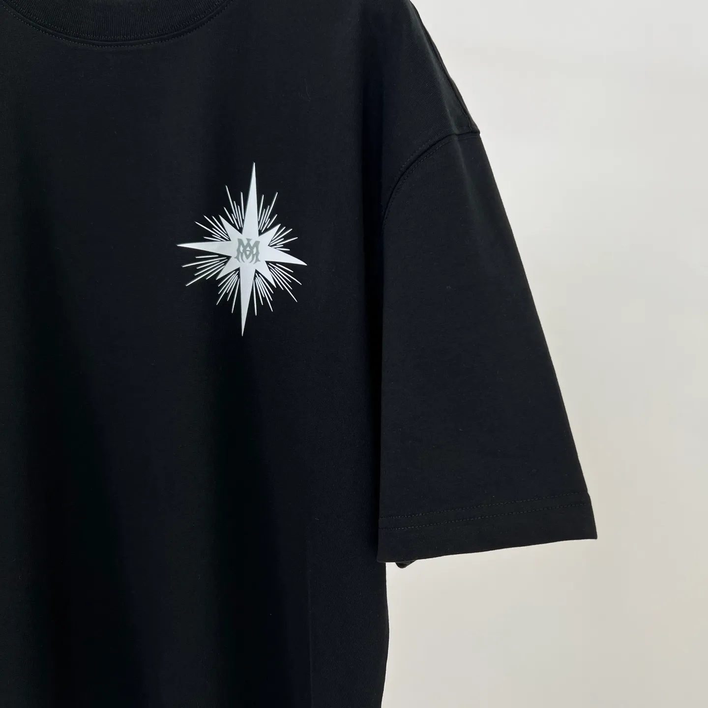P160 AMIRI 25 summer short sleeves are awesome! The letter logo print is full of personality, the pure cotton fabric is comfortable and breathable, and the loose fit is versatile and casual~ Color: Single black Size: S-XXL