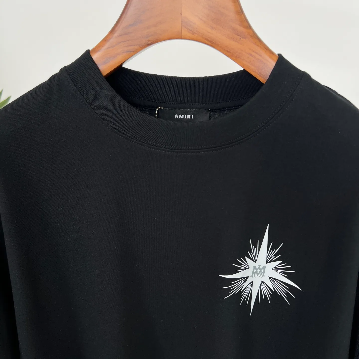 P160 AMIRI 25 summer short sleeves are awesome! The letter logo print is full of personality, the pure cotton fabric is comfortable and breathable, and the loose fit is versatile and casual~ Color: Single black Size: S-XXL