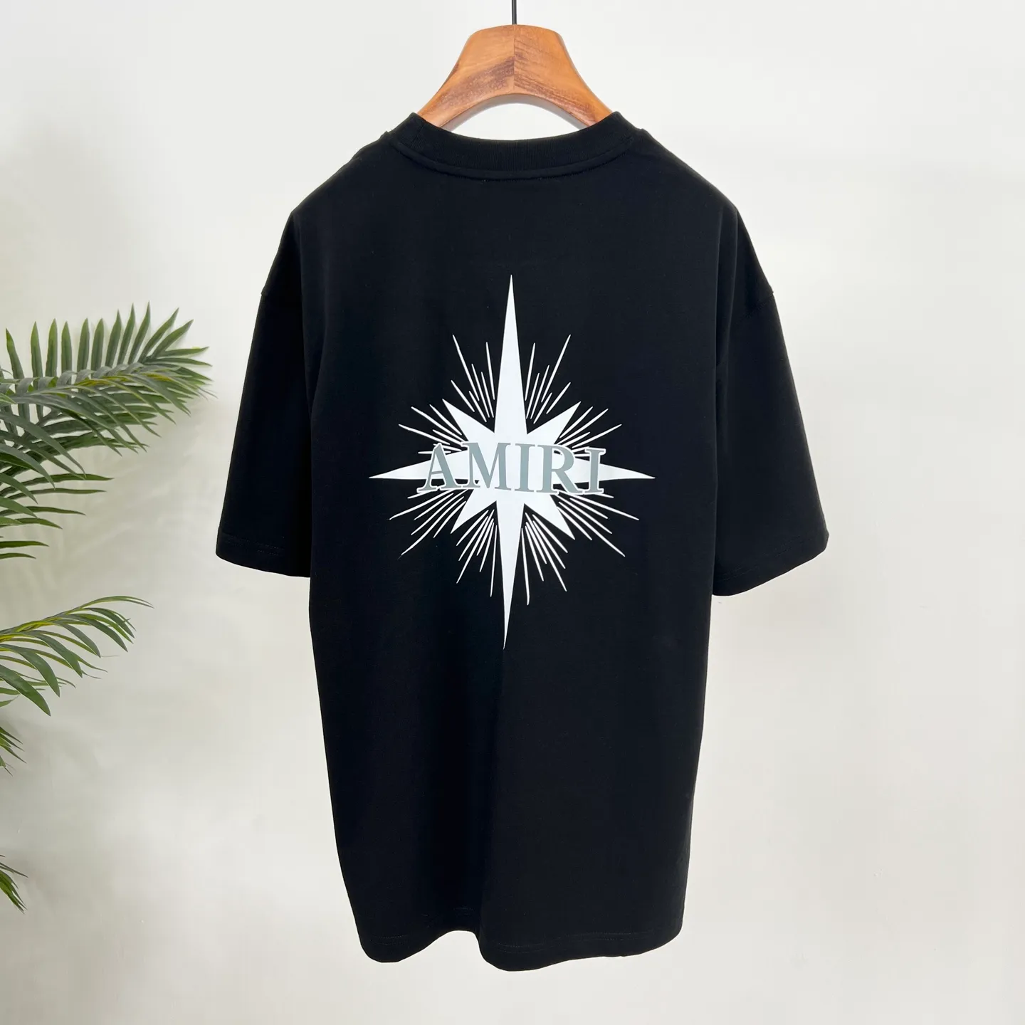 P160 AMIRI 25 summer short sleeves are awesome! The letter logo print is full of personality, the pure cotton fabric is comfortable and breathable, and the loose fit is versatile and casual~ Color: Single black Size: S-XXL