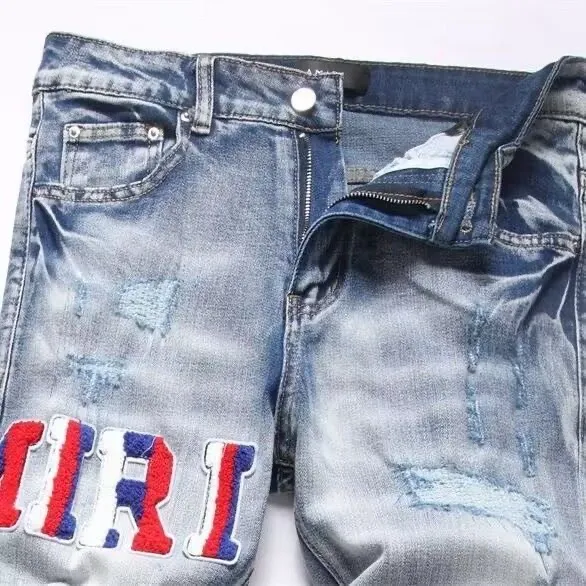 P168 💰 AMIRI patch embroidery jeans trousers AMIRI high street basic ripped tight elastic jeans trousers amiri brand jeans break the production process and cutting of the original jeans, the fabrics are softer and more comfortable Hand-sewn collar label Customized logo buttons Genuine leather tag Color: Picture color Size: 30-32-34-36