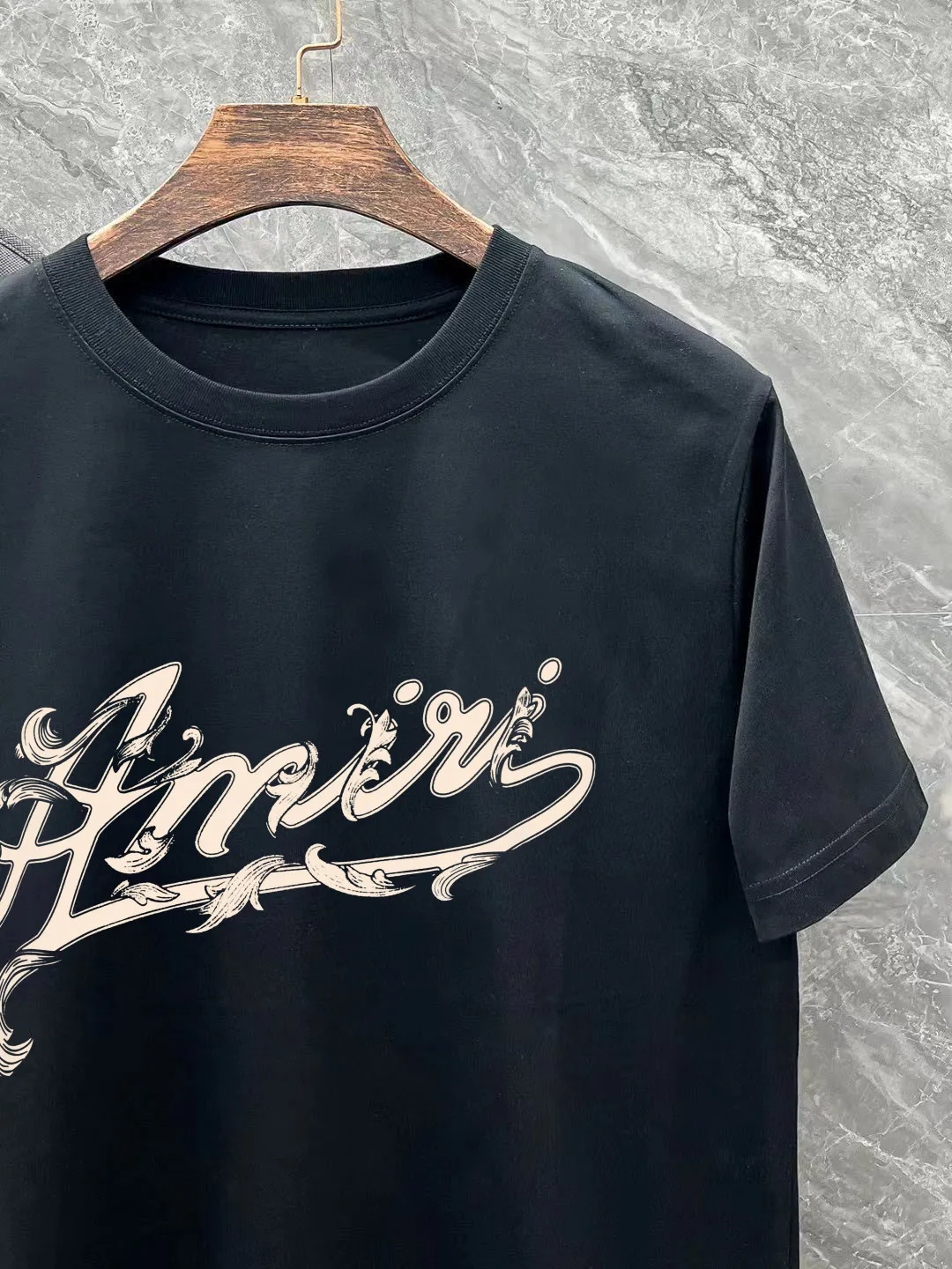 P140 AMIRI# 2025 spring and summer new style debut counter, the latest short-sleeved round neck T-shirt, high-end custom design, avant-garde and fashionable! The brand logo is designed with heavy craftsmanship. High-end customized 260g fabric. Soft to the touch. Comfortable to wear. Exquisite stitching at the counter level. Fine workmanship. The upper body effect is incomparably handsome! A must-have item for a stylish man! Color: black. White! Size: S-2XL