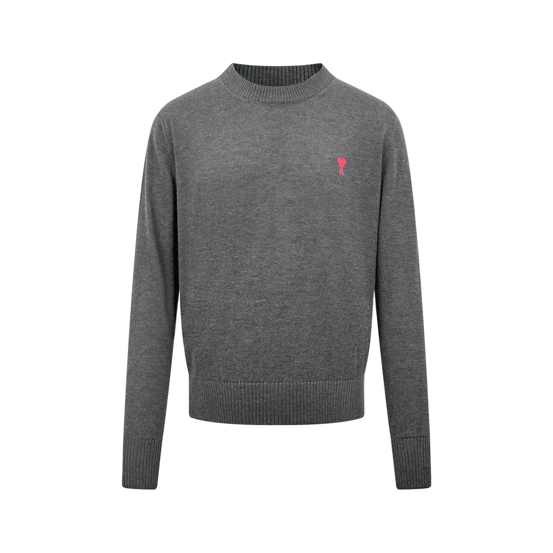 🅿️400 Ami red love heart embroidered crew neck sweater (grey). The original purchase was 2,900 and developed. The fabric is made of custom-woven luxurious and ultra-fine merino wool. It is soft and delicate, comfortable and close to the skin. It is mainly made of high-end gray. A bright red love heart jumps on the chest, adding a touch of agility and playfulness. The brand is highly recognizable. It is the ultimate simplification of color. It also conveys the love and persistence of life. Meet the ultimate simplicity. The well-deserved king of all-match uses imported machine embroidery technology. It uses advanced computer control systems and precision mechanical components to achieve Ami love embroidery operations with high precision. The lines are smooth and delicate. The garments are washed with softening and deodorizing technology. Professional washing equipment and specific detergents are used to deeply clean and deodorize the clothes to improve the feel and appearance of the clothes. Size:S-M-L-XL