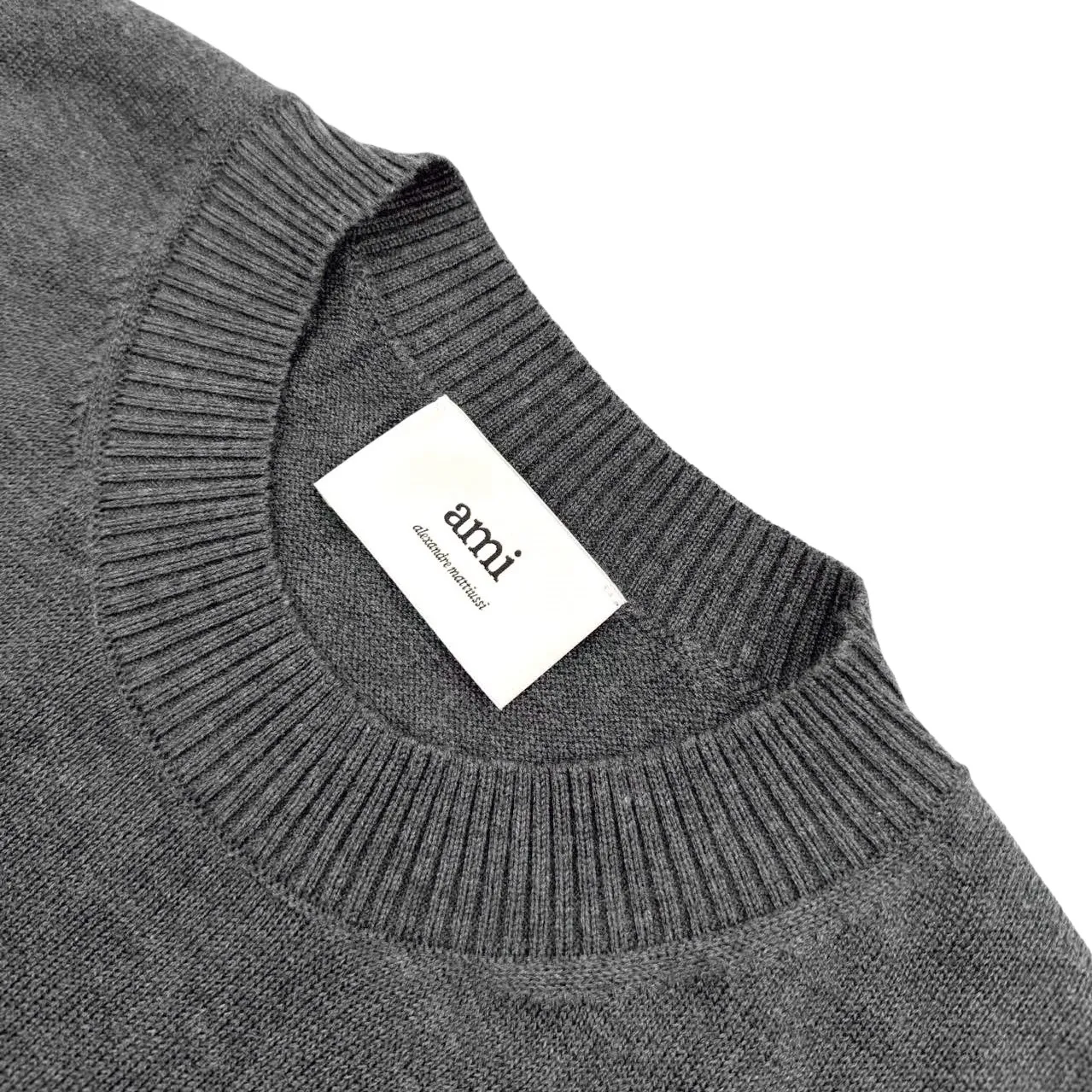 🅿️400 Ami red love heart embroidered crew neck sweater (grey). The original purchase was 2,900 and developed. The fabric is made of custom-woven luxurious and ultra-fine merino wool. It is soft and delicate, comfortable and close to the skin. It is mainly made of high-end gray. A bright red love heart jumps on the chest, adding a touch of agility and playfulness. The brand is highly recognizable. It is the ultimate simplification of color. It also conveys the love and persistence of life. Meet the ultimate simplicity. The well-deserved king of all-match uses imported machine embroidery technology. It uses advanced computer control systems and precision mechanical components to achieve Ami love embroidery operations with high precision. The lines are smooth and delicate. The garments are washed with softening and deodorizing technology. Professional washing equipment and specific detergents are used to deeply clean and deodorize the clothes to improve the feel and appearance of the clothes. Size:S-M-L-XL