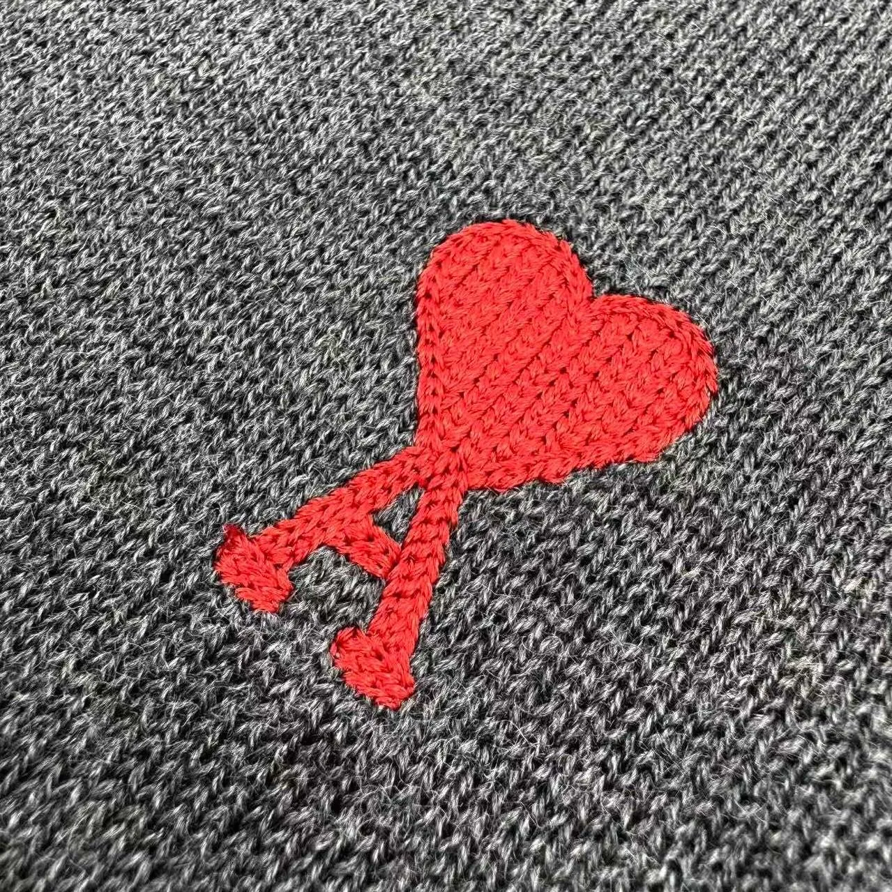🅿️400 Ami red love heart embroidered crew neck sweater (grey). The original purchase was 2,900 and developed. The fabric is made of custom-woven luxurious and ultra-fine merino wool. It is soft and delicate, comfortable and close to the skin. It is mainly made of high-end gray. A bright red love heart jumps on the chest, adding a touch of agility and playfulness. The brand is highly recognizable. It is the ultimate simplification of color. It also conveys the love and persistence of life. Meet the ultimate simplicity. The well-deserved king of all-match uses imported machine embroidery technology. It uses advanced computer control systems and precision mechanical components to achieve Ami love embroidery operations with high precision. The lines are smooth and delicate. The garments are washed with softening and deodorizing technology. Professional washing equipment and specific detergents are used to deeply clean and deodorize the clothes to improve the feel and appearance of the clothes. Size:S-M-L-XL