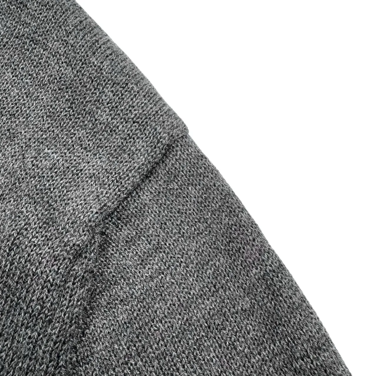 🅿️400 Ami red love heart embroidered crew neck sweater (grey). The original purchase was 2,900 and developed. The fabric is made of custom-woven luxurious and ultra-fine merino wool. It is soft and delicate, comfortable and close to the skin. It is mainly made of high-end gray. A bright red love heart jumps on the chest, adding a touch of agility and playfulness. The brand is highly recognizable. It is the ultimate simplification of color. It also conveys the love and persistence of life. Meet the ultimate simplicity. The well-deserved king of all-match uses imported machine embroidery technology. It uses advanced computer control systems and precision mechanical components to achieve Ami love embroidery operations with high precision. The lines are smooth and delicate. The garments are washed with softening and deodorizing technology. Professional washing equipment and specific detergents are used to deeply clean and deodorize the clothes to improve the feel and appearance of the clothes. Size:S-M-L-XL