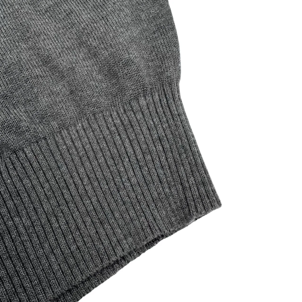 🅿️400 Ami red love heart embroidered crew neck sweater (grey). The original purchase was 2,900 and developed. The fabric is made of custom-woven luxurious and ultra-fine merino wool. It is soft and delicate, comfortable and close to the skin. It is mainly made of high-end gray. A bright red love heart jumps on the chest, adding a touch of agility and playfulness. The brand is highly recognizable. It is the ultimate simplification of color. It also conveys the love and persistence of life. Meet the ultimate simplicity. The well-deserved king of all-match uses imported machine embroidery technology. It uses advanced computer control systems and precision mechanical components to achieve Ami love embroidery operations with high precision. The lines are smooth and delicate. The garments are washed with softening and deodorizing technology. Professional washing equipment and specific detergents are used to deeply clean and deodorize the clothes to improve the feel and appearance of the clothes. Size:S-M-L-XL