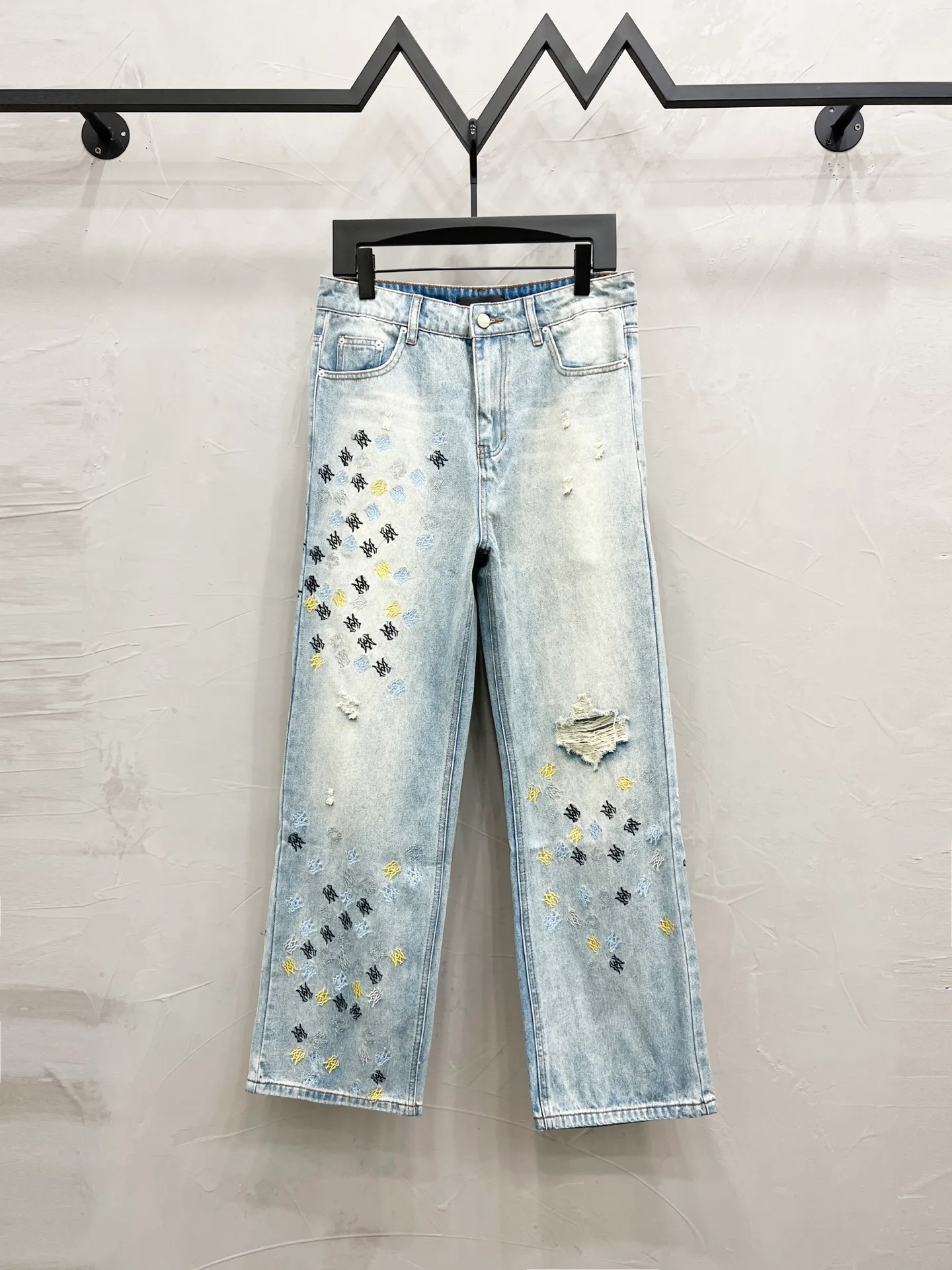 P270 Style number: [M930] AMIRI SS25 logo appliqué embroidered straight jeans for men and women, indigo blue, top ceiling quality, styles with different wash textures, very friendly to people with thin legs and thick legs, the straight slim fit is very flattering to the leg shape, timeless moderate length, easy to match with, basic styling for various styles, a must-have in the wardrobe! The fabric is stiff but also makes the upper body soft without losing texture. The washing process is even more perfect. It is a must-have item for everyone! ! ! Washed wheat, hang tag, pants label, three labels complete Color: blue Size: 30, 32, 34, 36