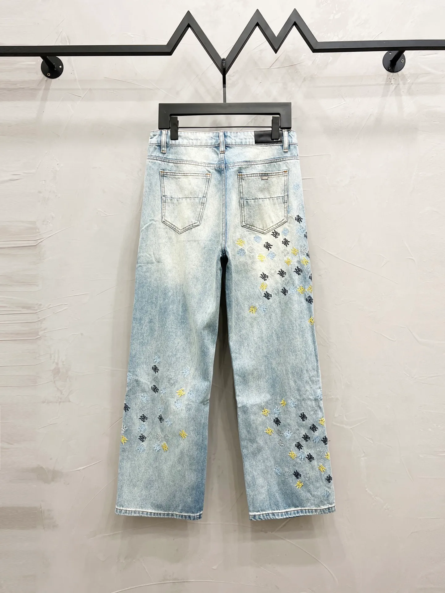 P270 Style number: [M930] AMIRI SS25 logo appliqué embroidered straight jeans for men and women, indigo blue, top ceiling quality, styles with different wash textures, very friendly to people with thin legs and thick legs, the straight slim fit is very flattering to the leg shape, timeless moderate length, easy to match with, basic styling for various styles, a must-have in the wardrobe! The fabric is stiff but also makes the upper body soft without losing texture. The washing process is even more perfect. It is a must-have item for everyone! ! ! Washed wheat, hang tag, pants label, three labels complete Color: blue Size: 30, 32, 34, 36