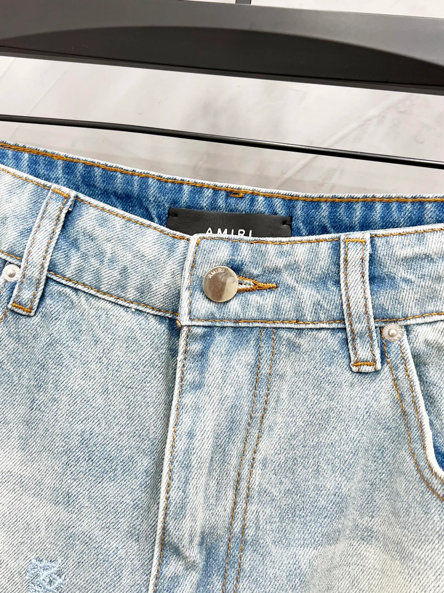 P270 Style number: [M930] AMIRI SS25 logo appliqué embroidered straight jeans for men and women, indigo blue, top ceiling quality, styles with different wash textures, very friendly to people with thin legs and thick legs, the straight slim fit is very flattering to the leg shape, timeless moderate length, easy to match with, basic styling for various styles, a must-have in the wardrobe! The fabric is stiff but also makes the upper body soft without losing texture. The washing process is even more perfect. It is a must-have item for everyone! ! ! Washed wheat, hang tag, pants label, three labels complete Color: blue Size: 30, 32, 34, 36