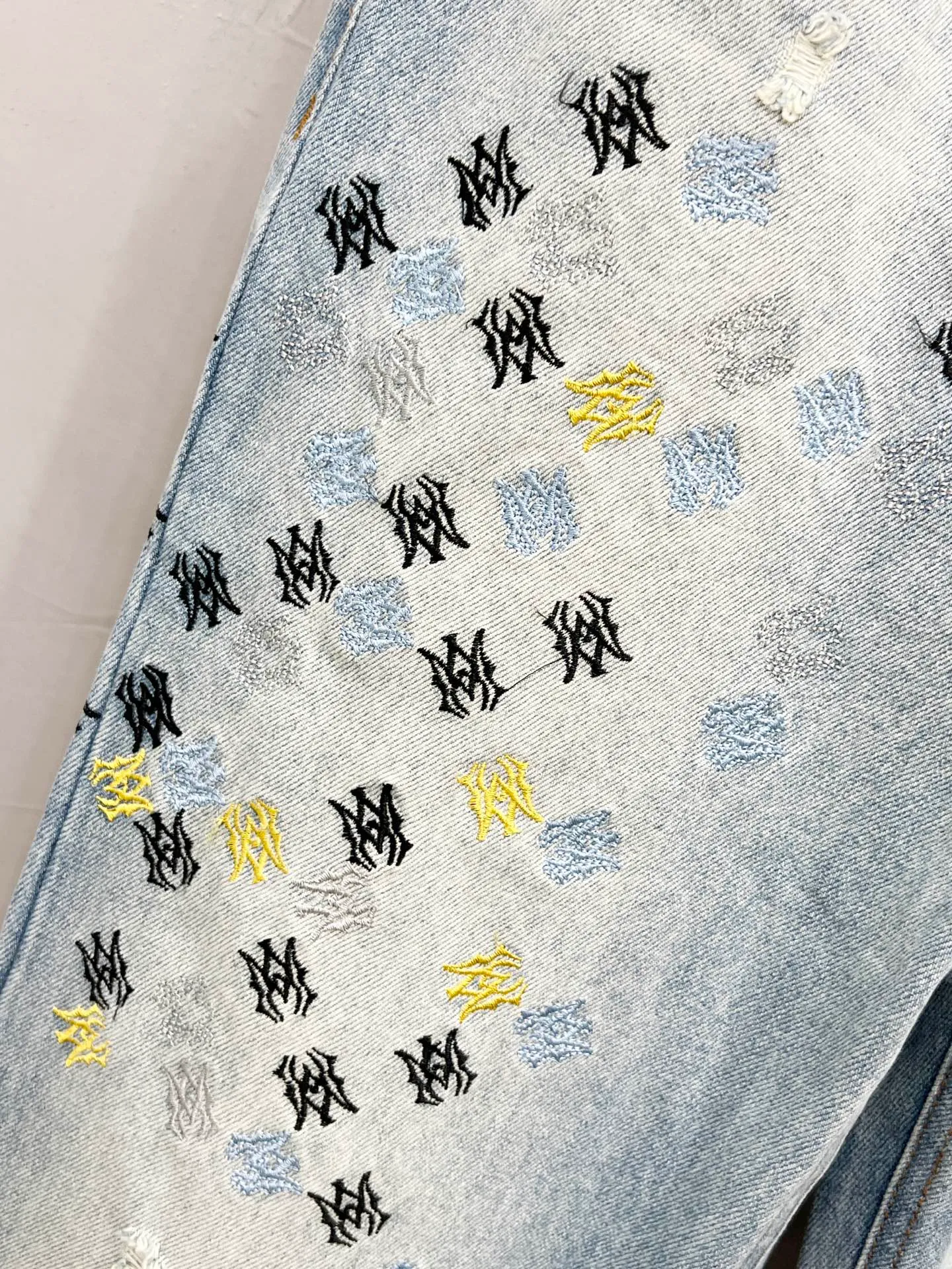 P270 Style number: [M930] AMIRI SS25 logo appliqué embroidered straight jeans for men and women, indigo blue, top ceiling quality, styles with different wash textures, very friendly to people with thin legs and thick legs, the straight slim fit is very flattering to the leg shape, timeless moderate length, easy to match with, basic styling for various styles, a must-have in the wardrobe! The fabric is stiff but also makes the upper body soft without losing texture. The washing process is even more perfect. It is a must-have item for everyone! ! ! Washed wheat, hang tag, pants label, three labels complete Color: blue Size: 30, 32, 34, 36