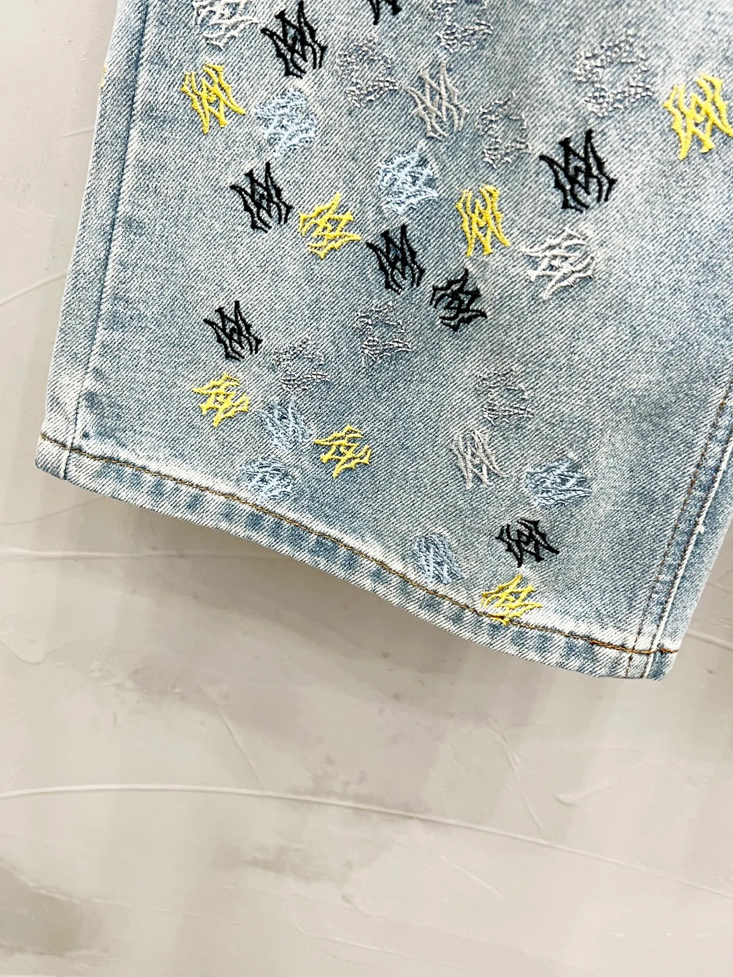P270 Style number: [M930] AMIRI SS25 logo appliqué embroidered straight jeans for men and women, indigo blue, top ceiling quality, styles with different wash textures, very friendly to people with thin legs and thick legs, the straight slim fit is very flattering to the leg shape, timeless moderate length, easy to match with, basic styling for various styles, a must-have in the wardrobe! The fabric is stiff but also makes the upper body soft without losing texture. The washing process is even more perfect. It is a must-have item for everyone! ! ! Washed wheat, hang tag, pants label, three labels complete Color: blue Size: 30, 32, 34, 36