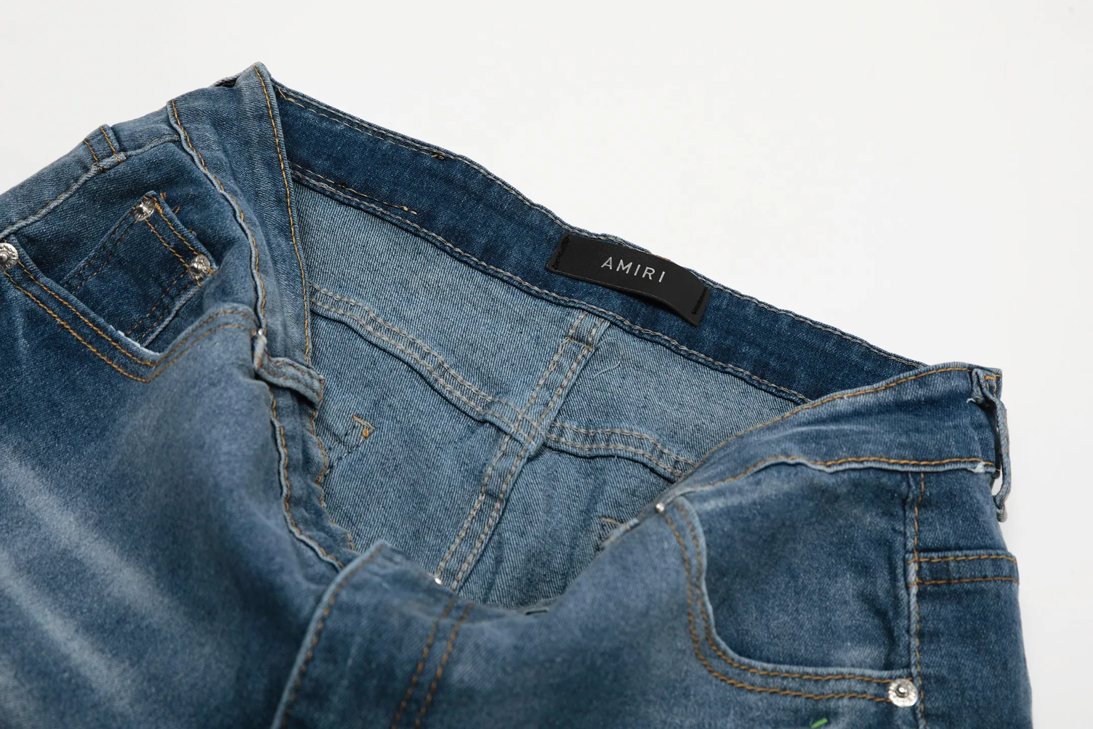 #M11 P168💰 AMIRI patch embroidery jeans trousers AMIRI high street basic ripped tight elastic jeans trousers amiri brand jeans break the production process and cutting of the original jeans, the fabrics are softer and more comfortable Hand-sewn collar label Customized logo buttons Genuine leather tag Color: Picture color Size: 30-32-34-36